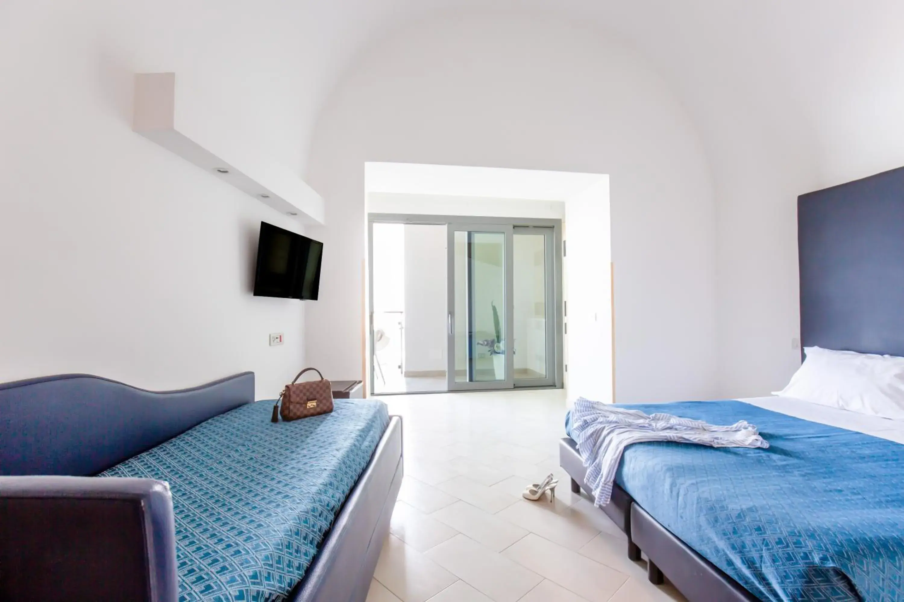 Bed, TV/Entertainment Center in Hotel Giosue' a mare