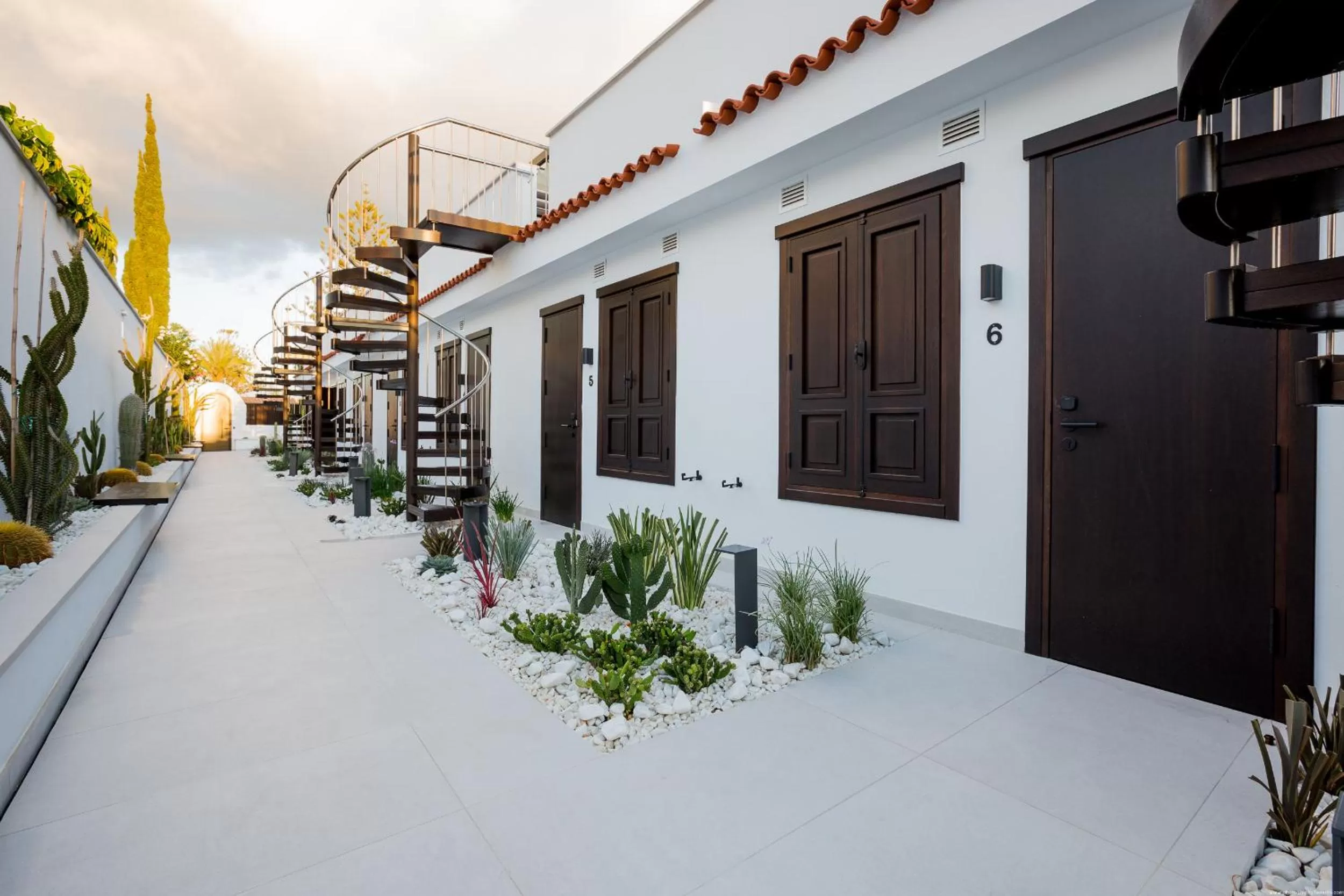 Property building in Fahana - Gay Men Only