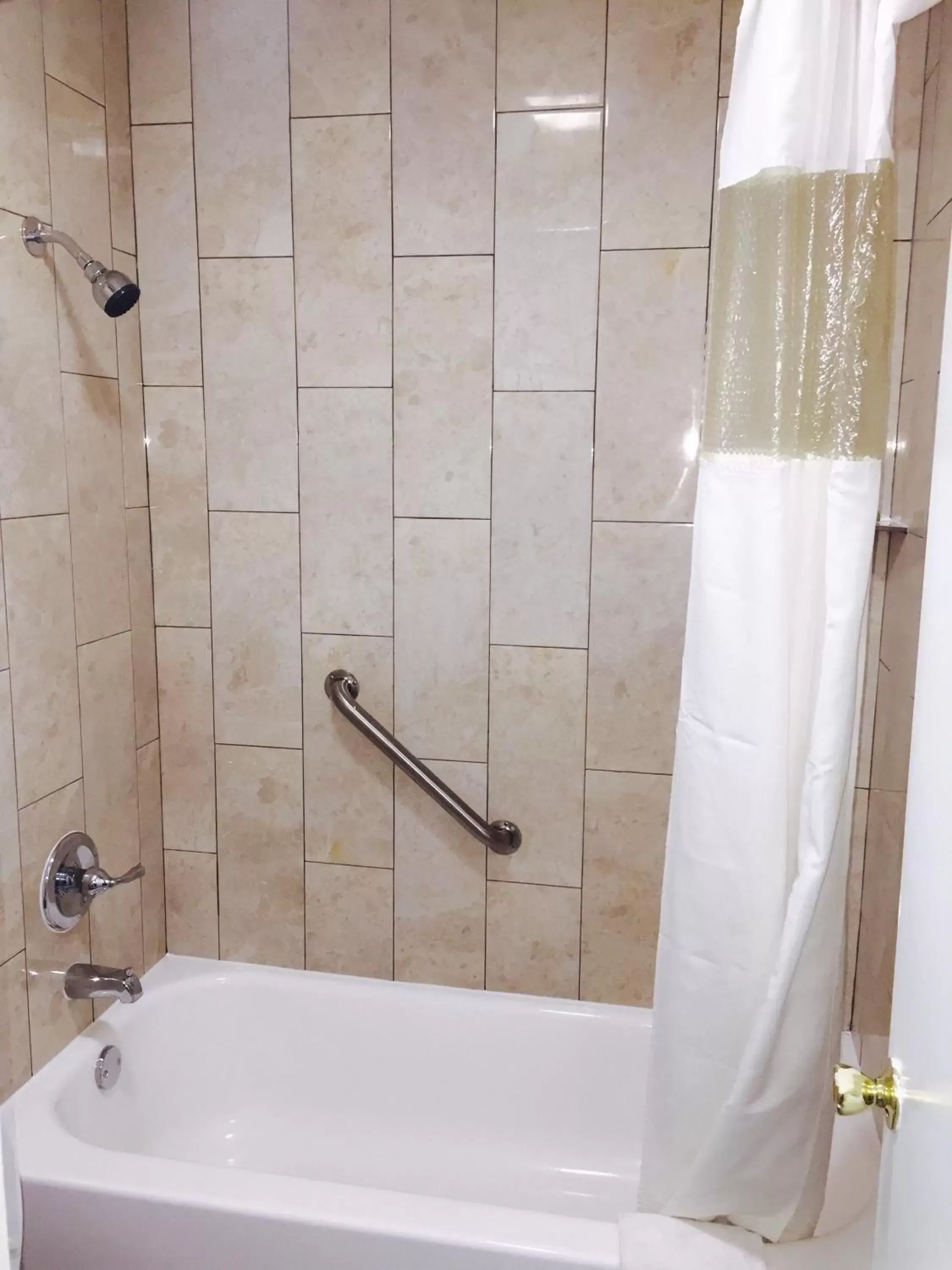 Shower, Bathroom in Deluxe Inn