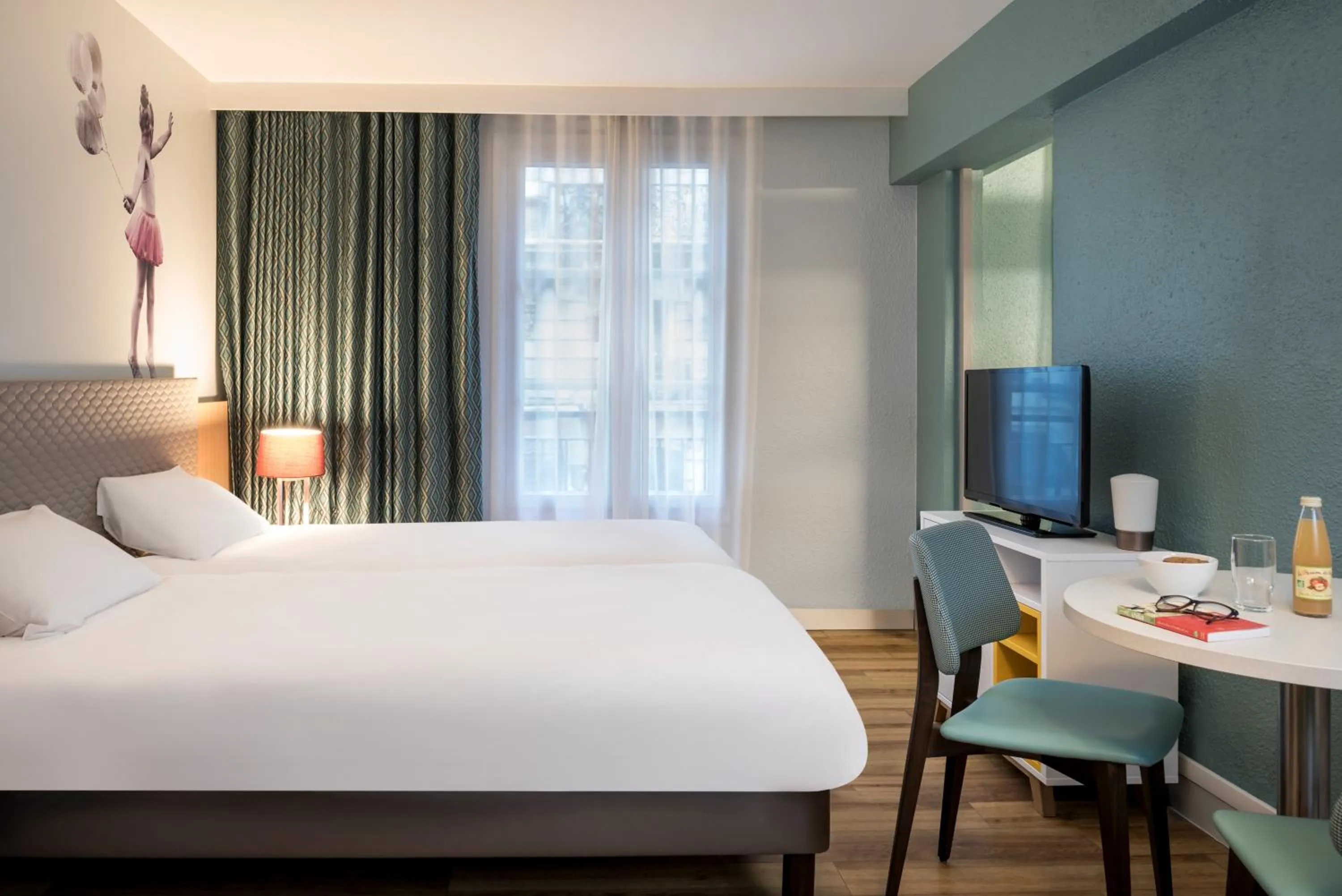 Bedroom, Bed in Aparthotel Adagio Paris Montmartre