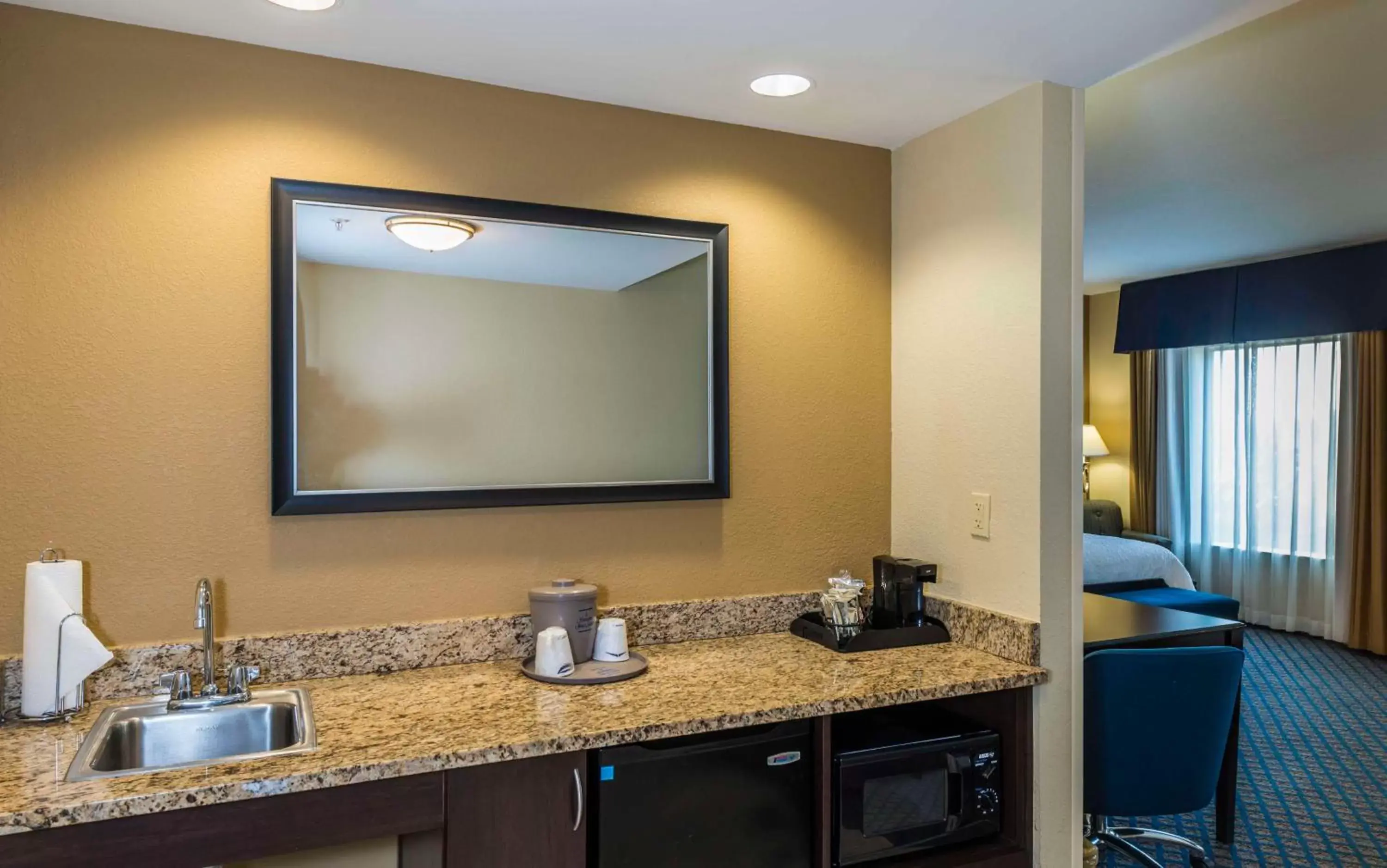 Photo of the whole room, Bathroom in Hampton Inn & Suites Jacksonville South - Bartram Park