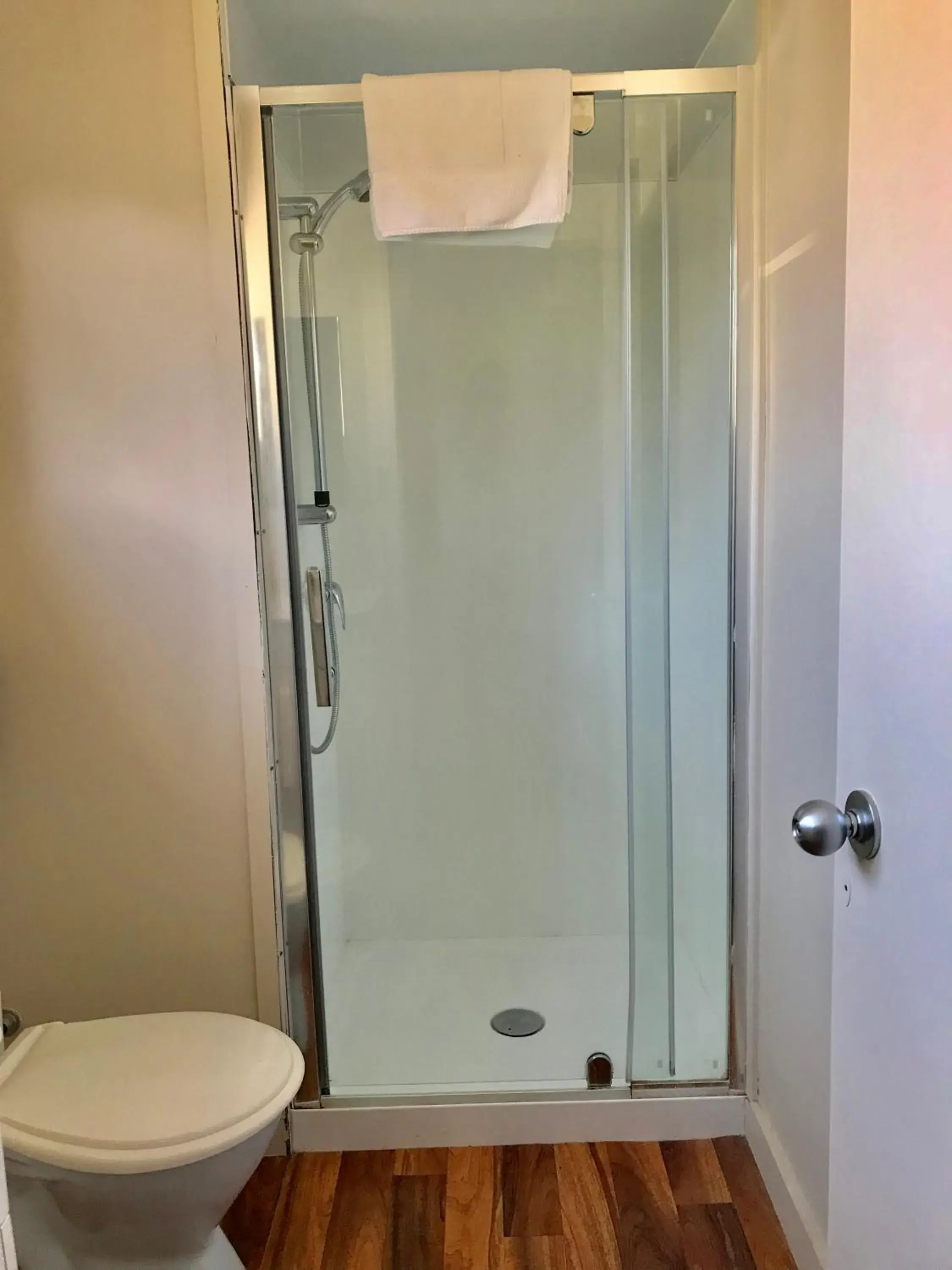 Shower, Bathroom in Rayland Epsom Motel