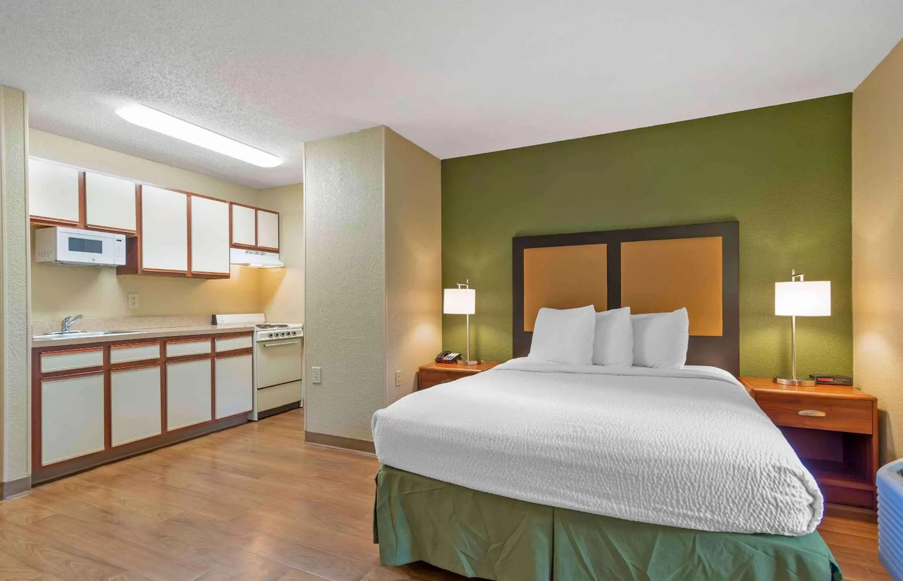 Bedroom, Bed in Extended Stay America Suites - Atlanta - Kennesaw Chastain Rd