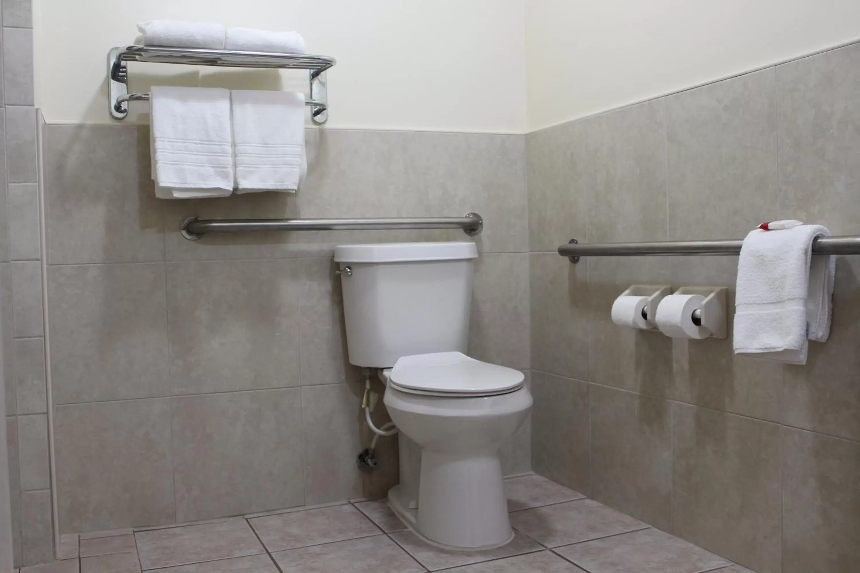 Toilet, Bathroom in Travelodge by Wyndham Florida City/Homestead/Everglades