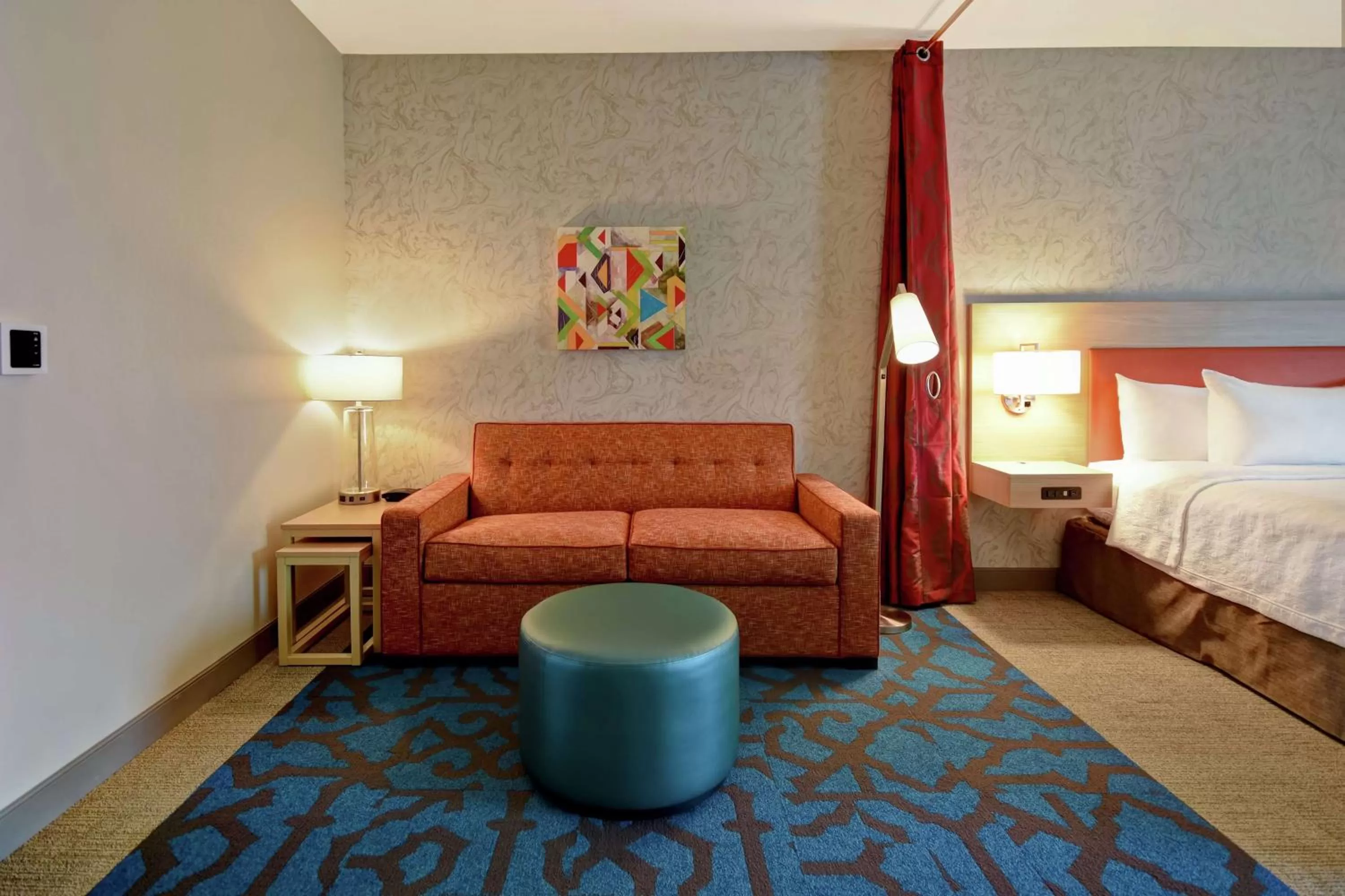 Living room, Bed in Home2 Suites by Hilton Harvey New Orleans Westbank