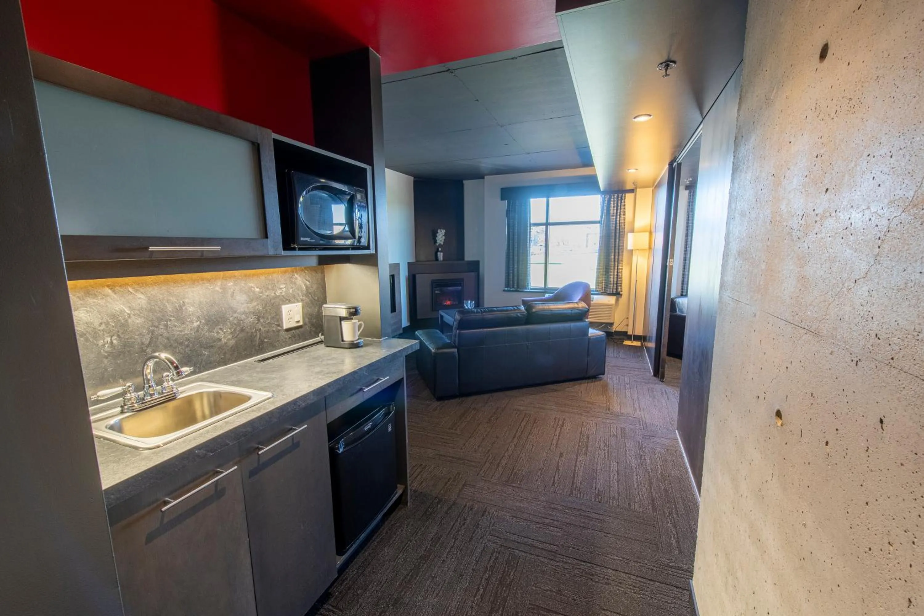Kitchen or kitchenette in Grand Times Hotel – Aeroport de Quebec