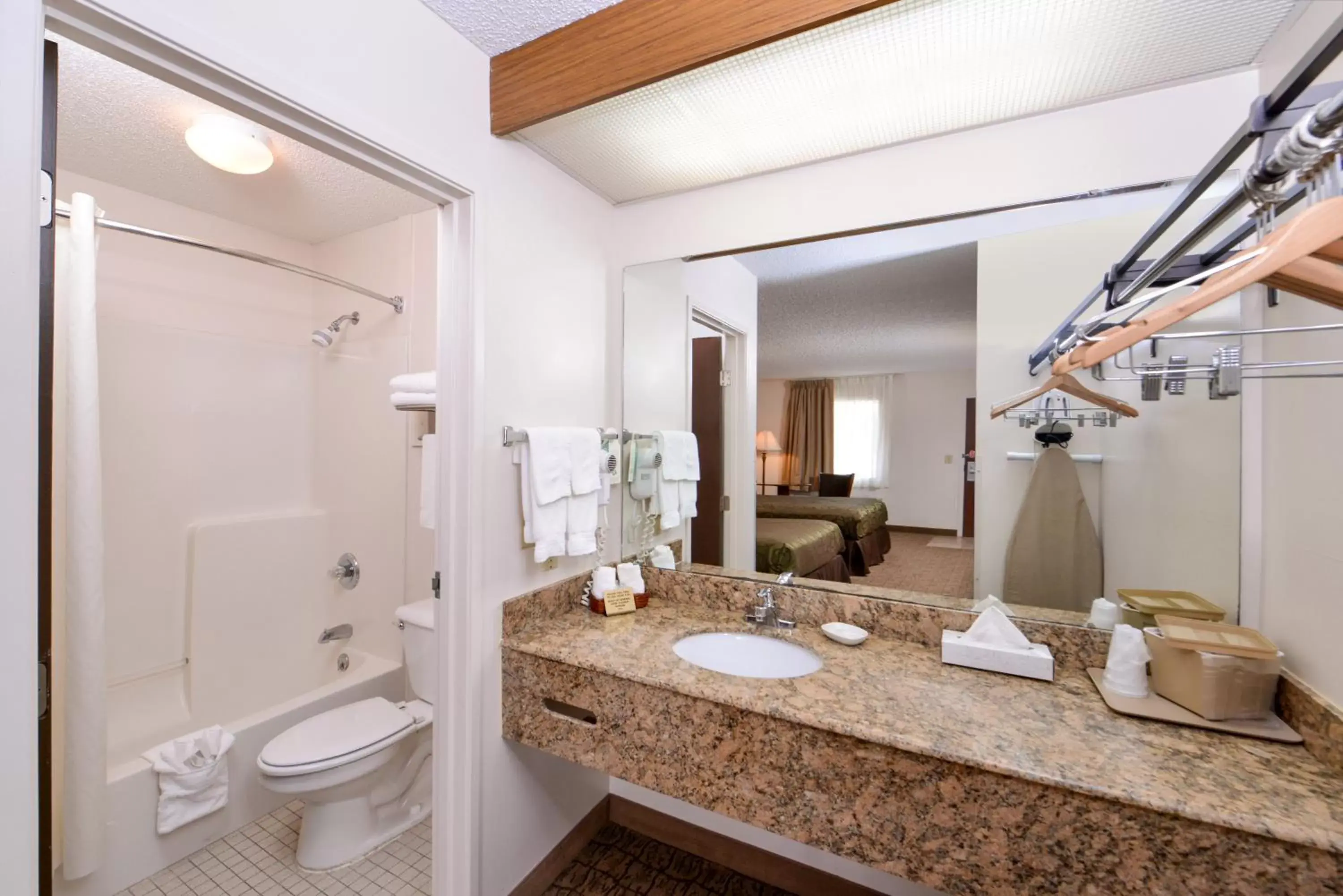 King Room - Non-Smoking in Briarwood Inn Of Geneva King Room - Non-Smoking in Briarwood Inn Of Geneva