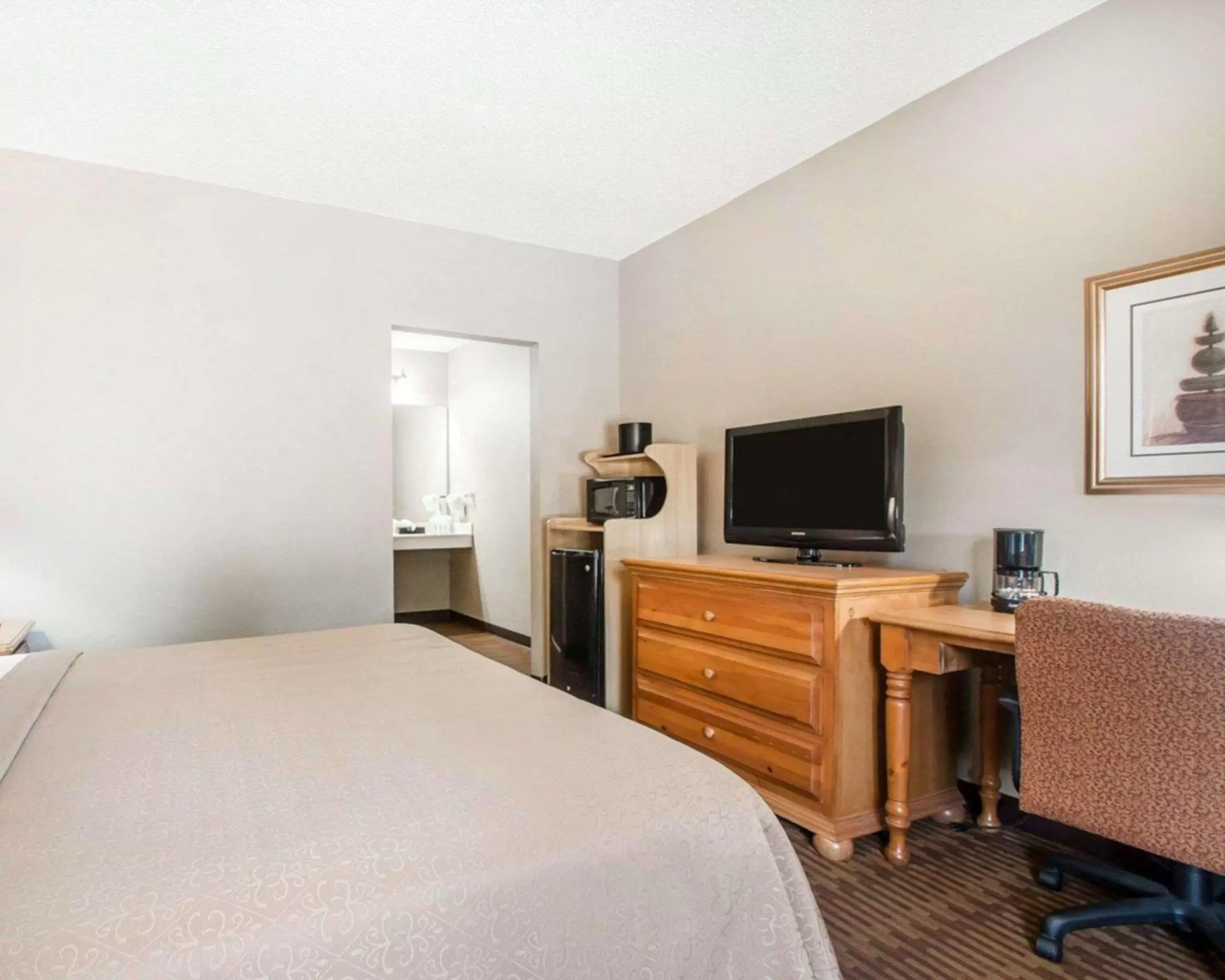 Photo of the whole room, Bed in Quality Inn US65 & E Battlefield Rd Springfield Photo of the whole room, Bed in Quality Inn US65 & E Battlefield Rd Springfield