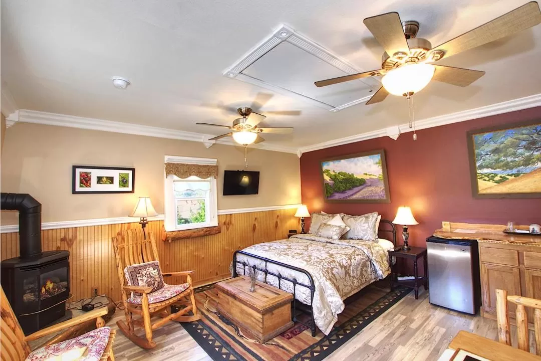 Photo of the whole room, Bed in ForFriends Inn Wine Country Bed and Breakfast