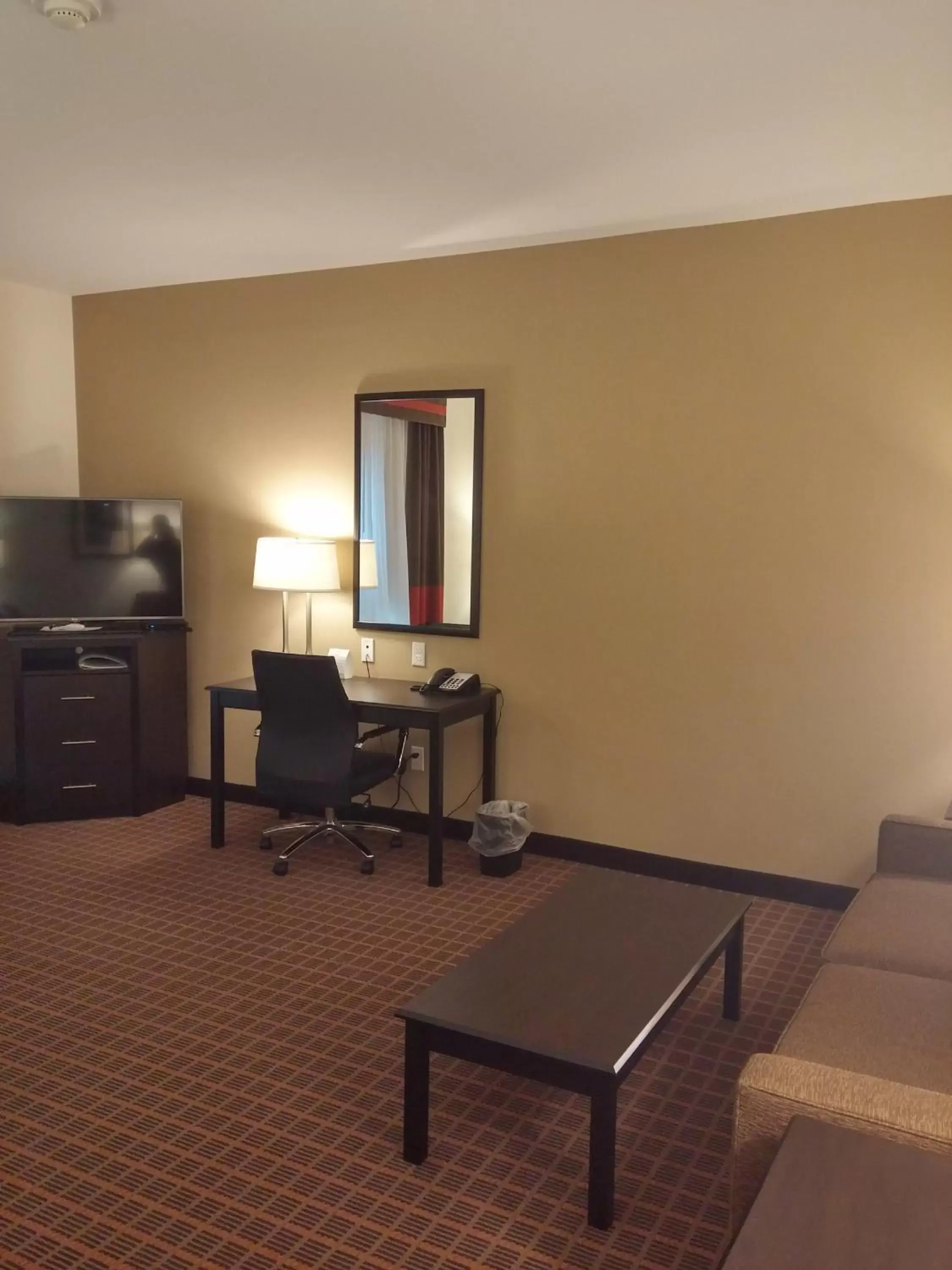 Photo of the whole room, TV/Entertainment Center in Holiday Inn Express & Suites Golden, an IHG Hotel