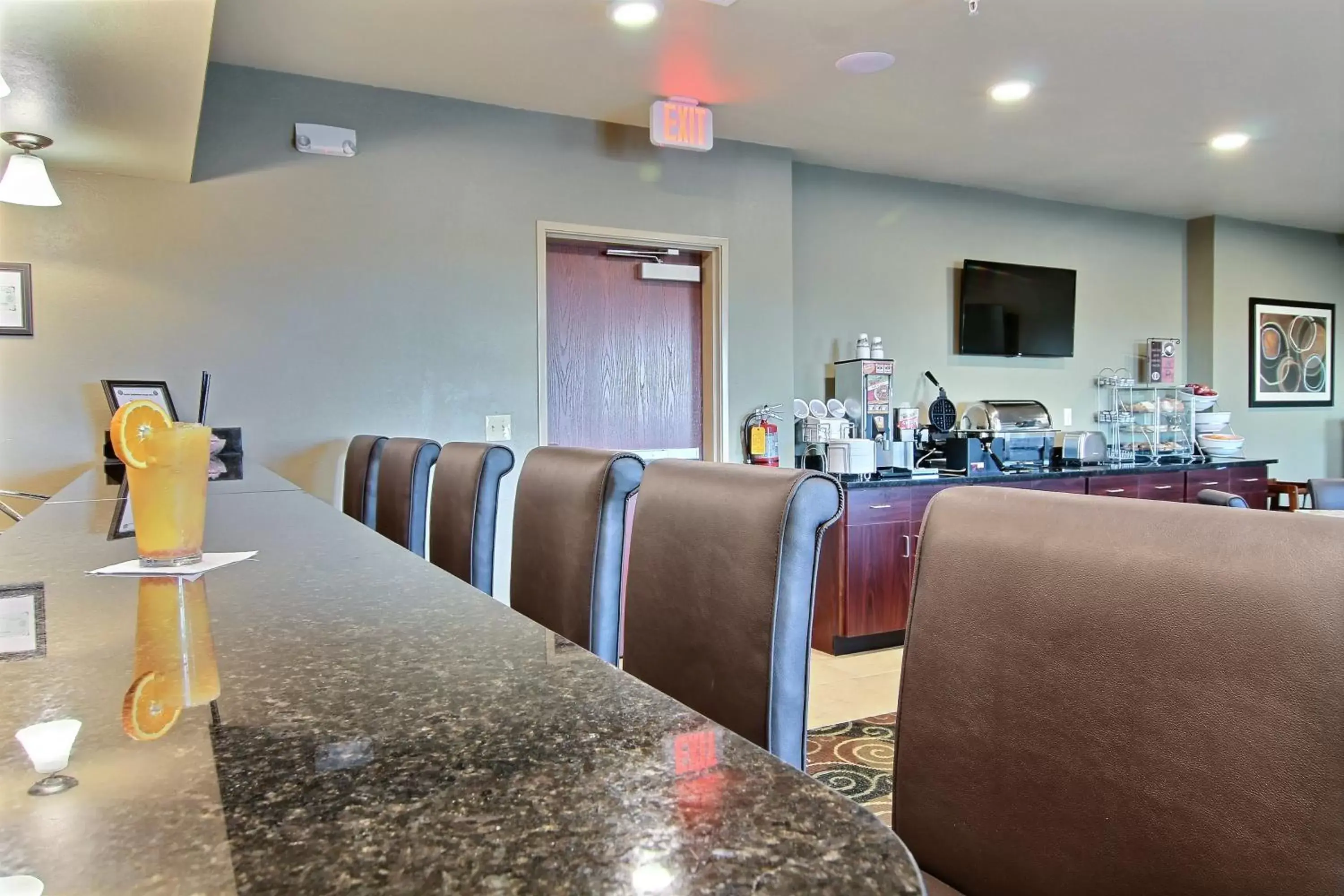 Lounge or bar in Cobblestone Hotel & Suites - McCook