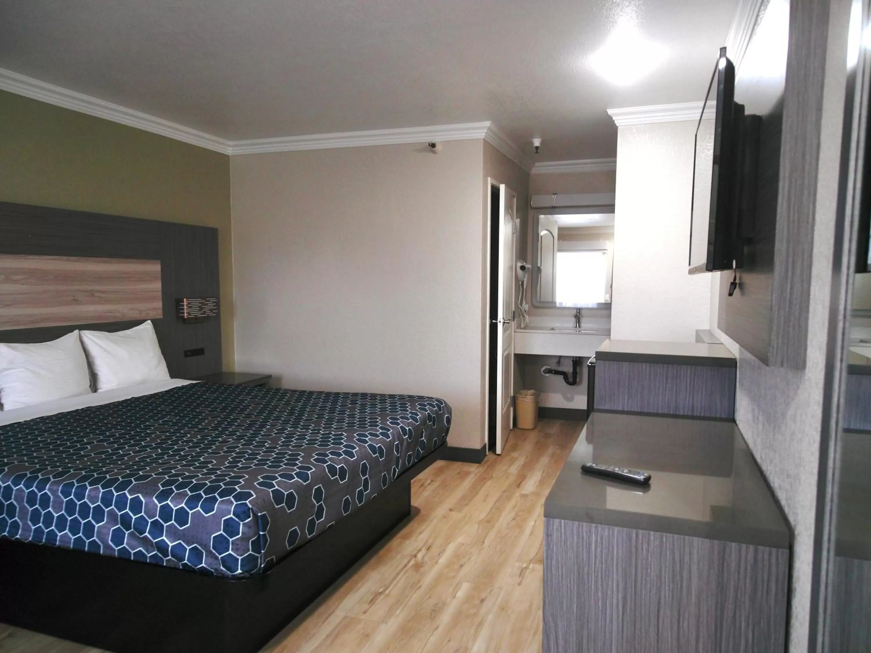 Seating area, Bed in Americas Best Value Inn-Rialto