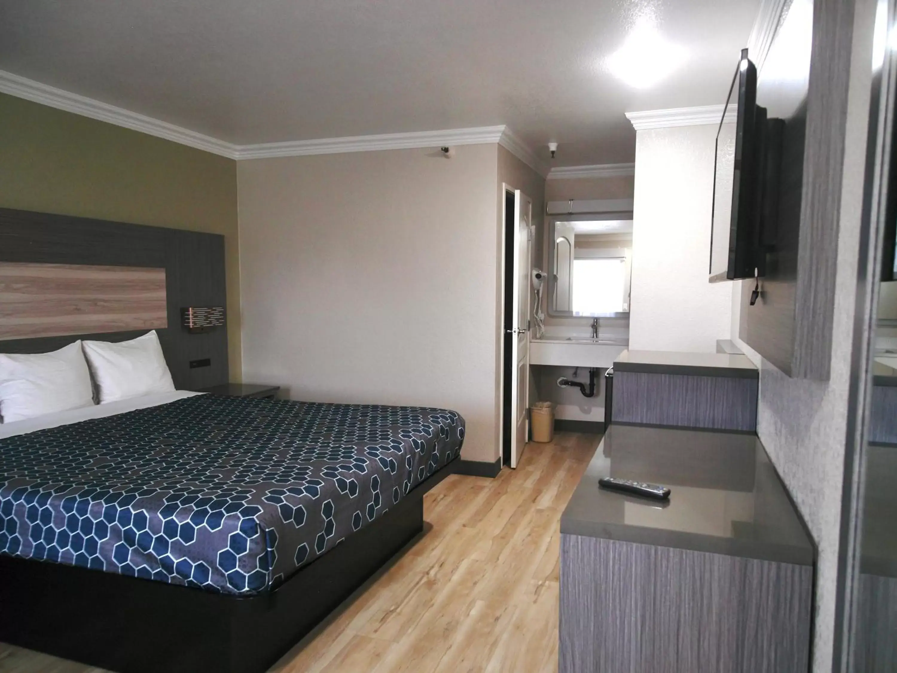 Seating area, Bed in Americas Best Value Inn-Rialto Seating area, Bed in Americas Best Value Inn-Rialto