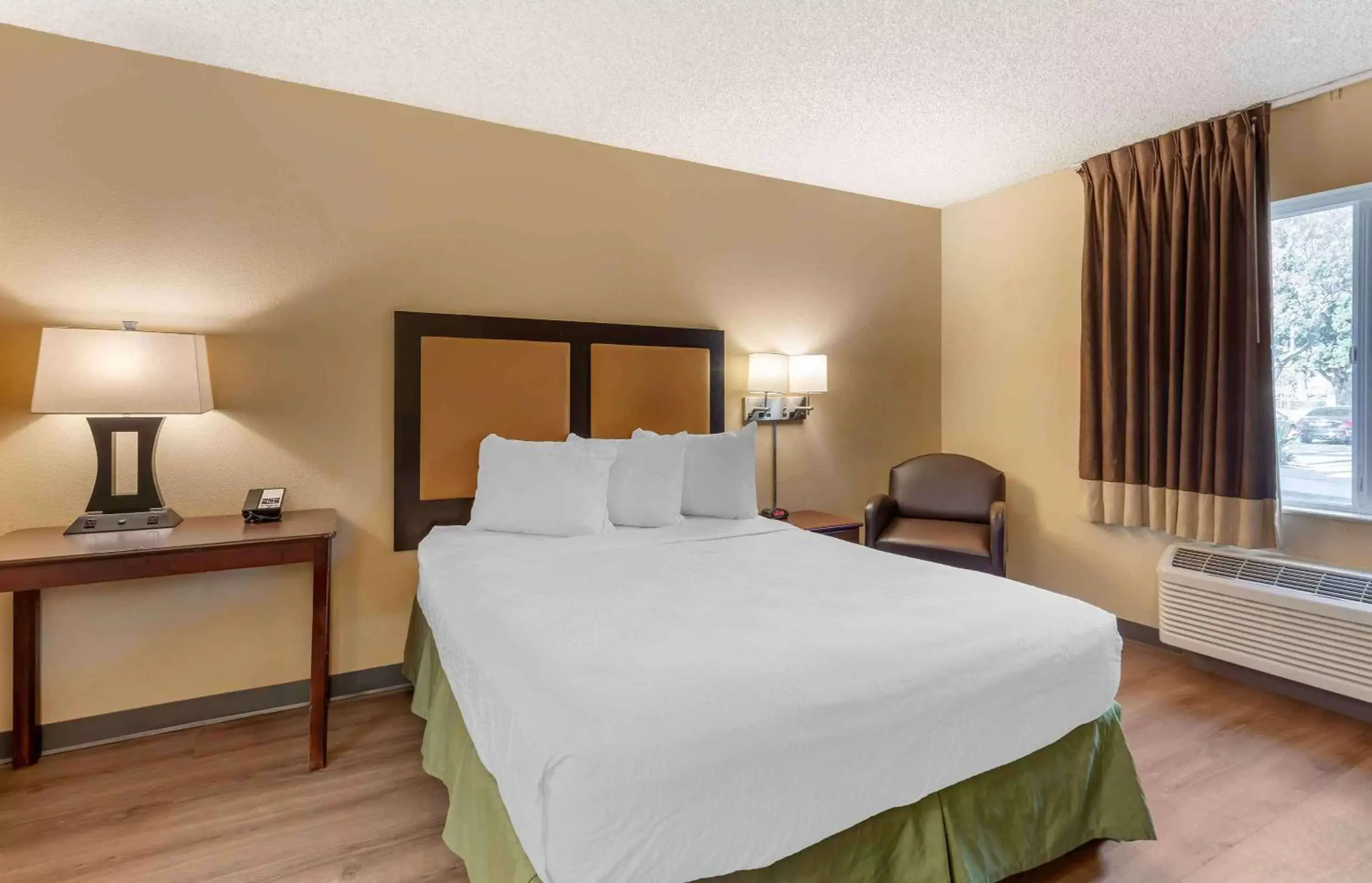 Bedroom, Bed in Extended Stay America Suites - Los Angeles - Ontario Airport