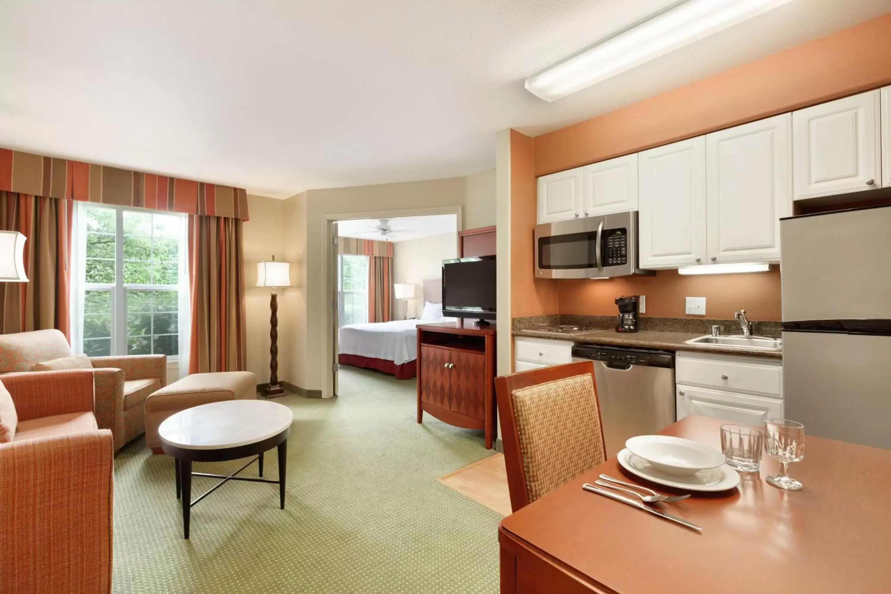 Living room, Kitchen/Kitchenette in Homewood Suites by Hilton Vancouver / Portland