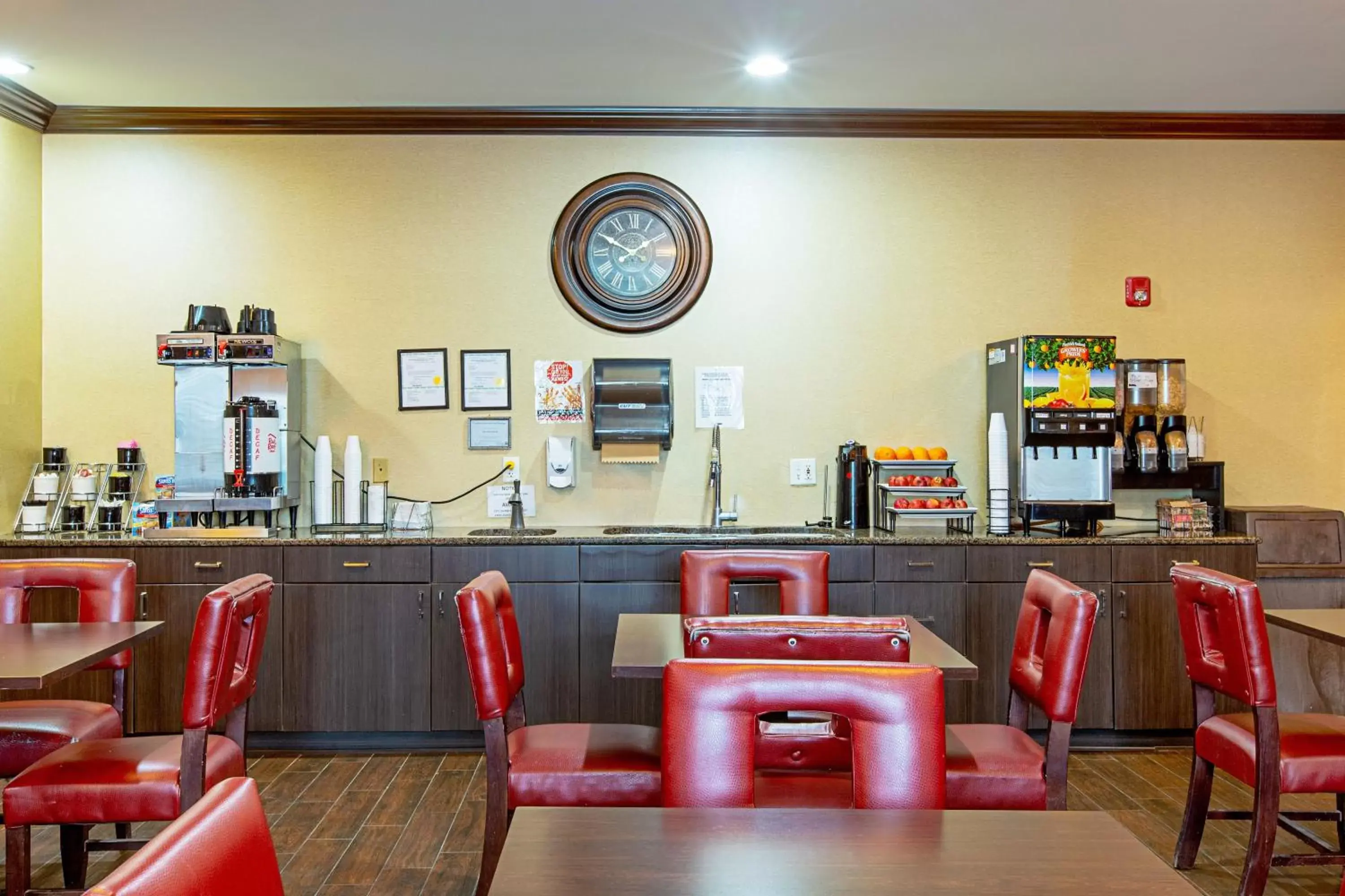 Breakfast, Restaurant/Places to Eat in Red Roof Inn & Suites Omaha - Council Bluffs