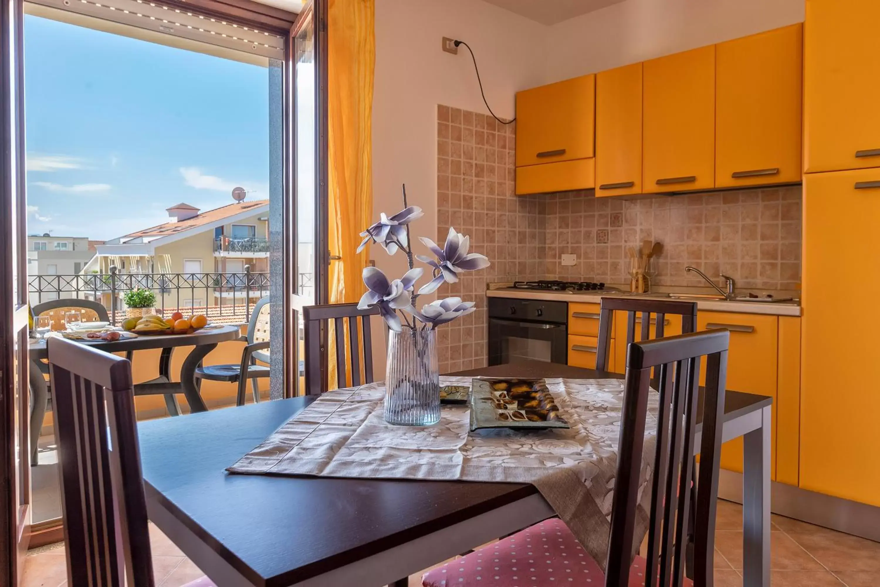 Kitchen or kitchenette, Dining Area in KaRol Casa Vacanze