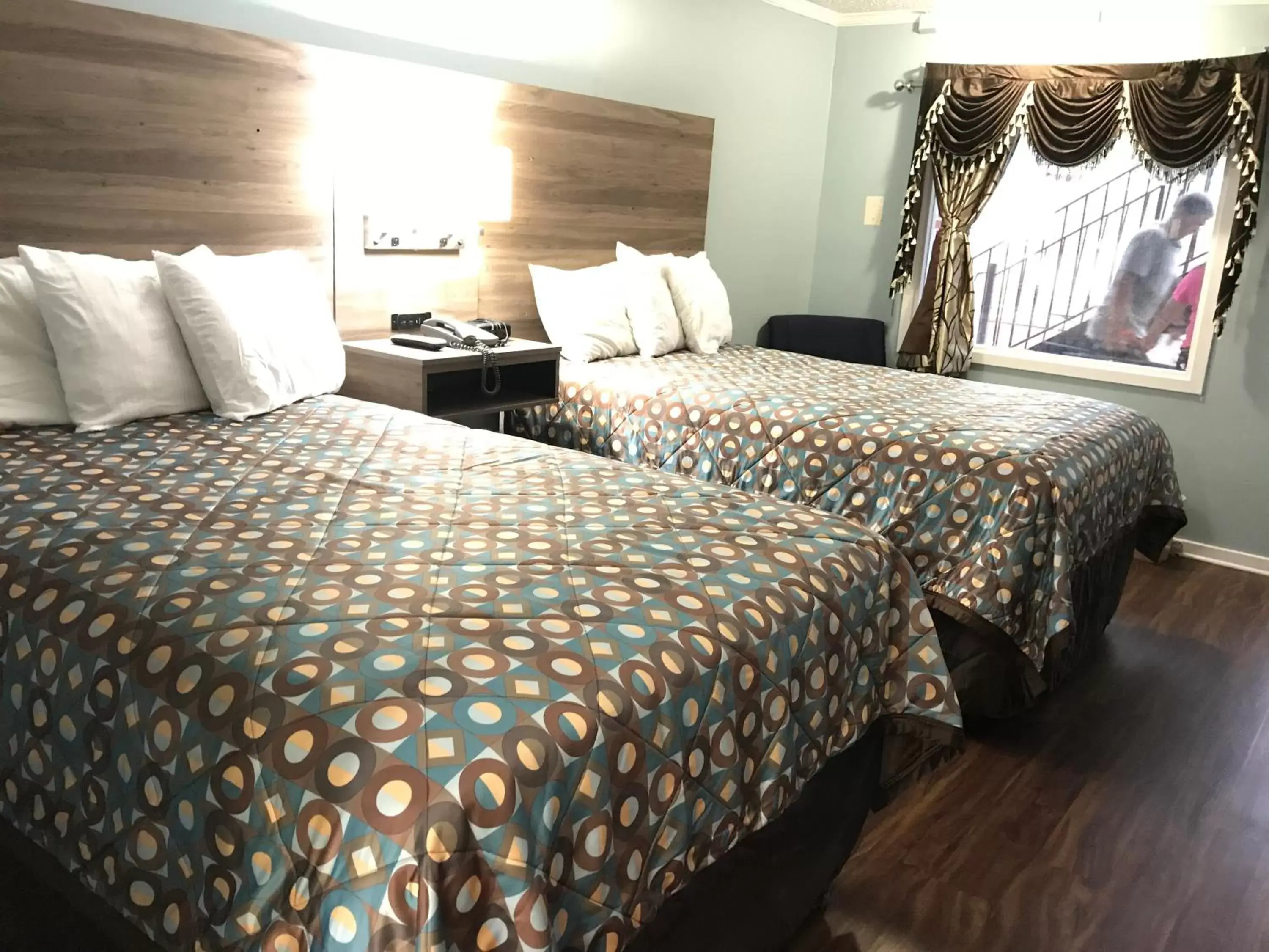 Bed in Winton Inn & Suites