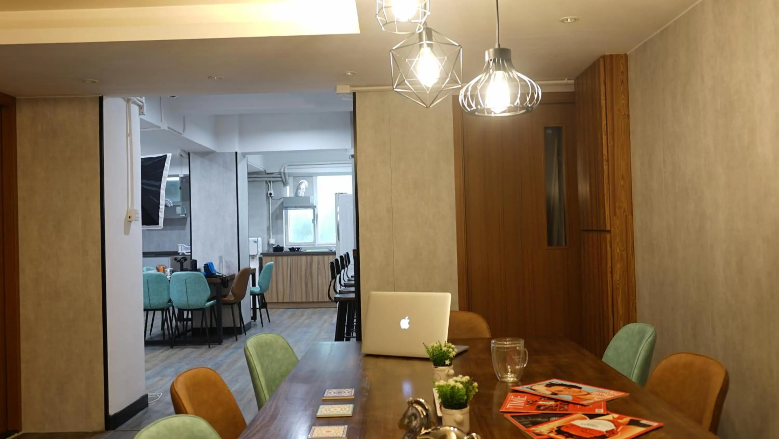 Communal lounge/ TV room in Homy Inn North Point