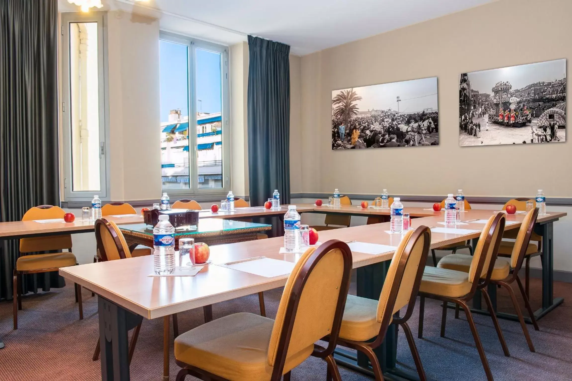 Activities, Restaurant/Places to Eat in Hôtel Le Royal Promenade des Anglais