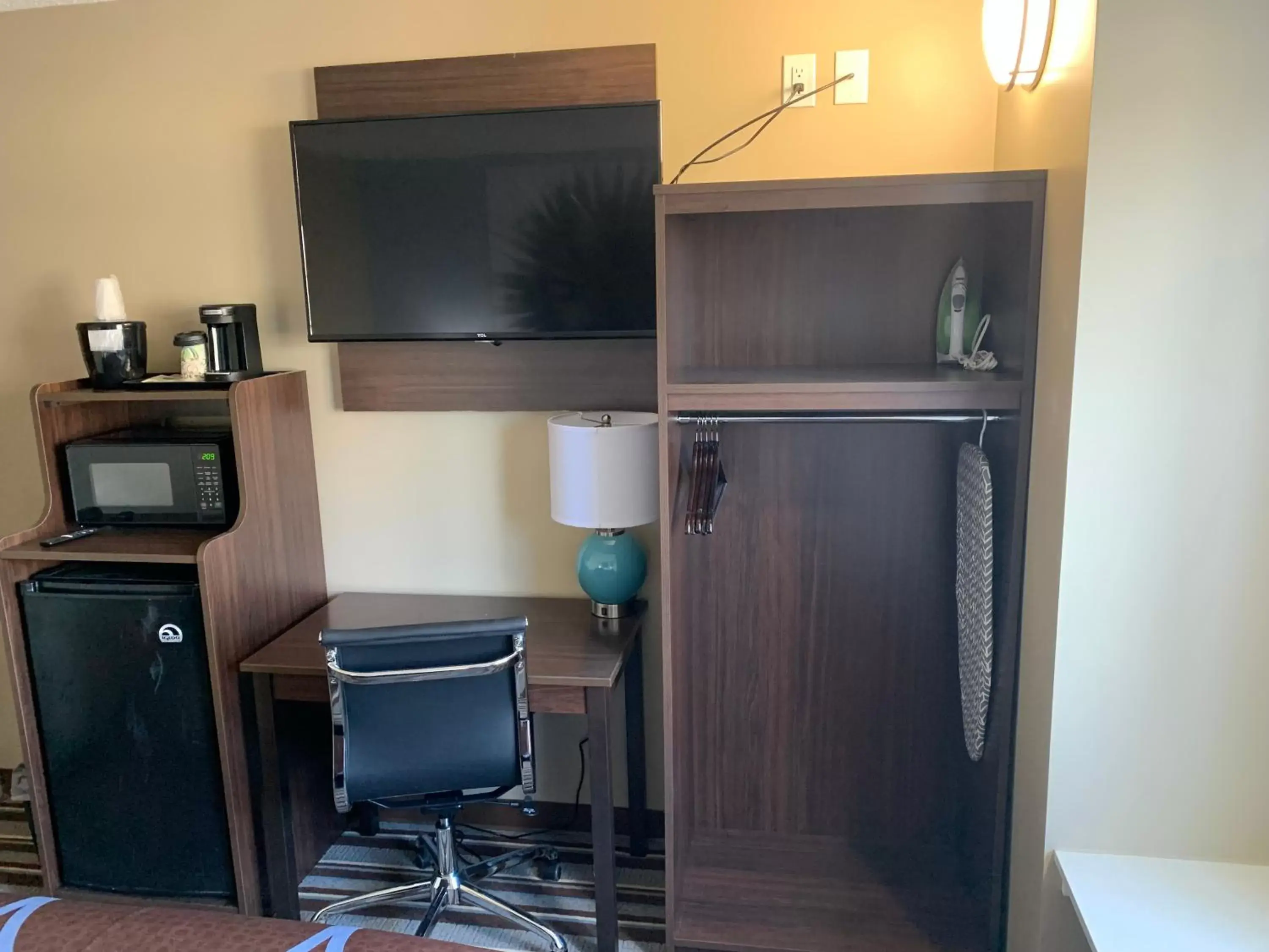 TV and multimedia, TV/Entertainment Center in Super 8 by Wyndham Joliet