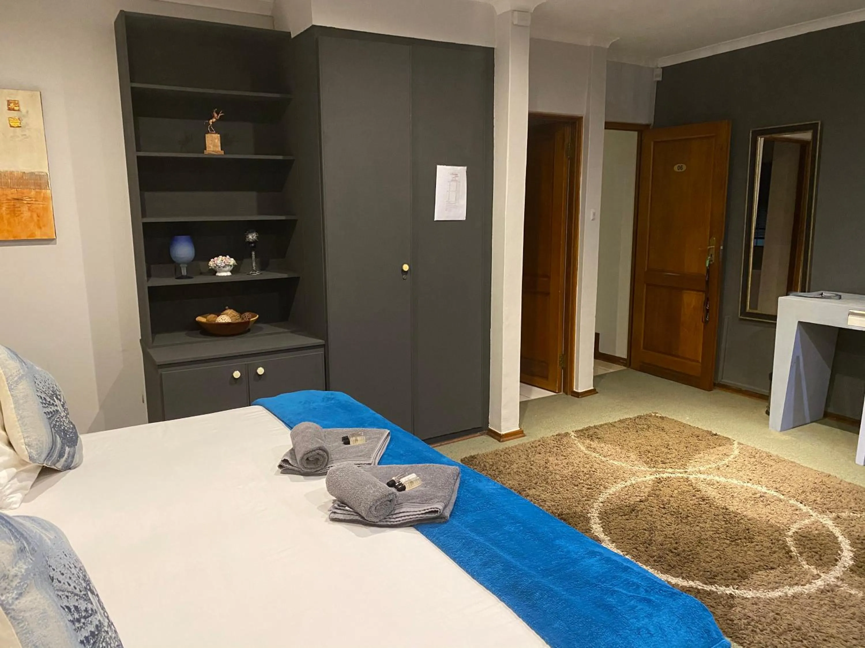 Photo of the whole room, Bed in Marion Lodge