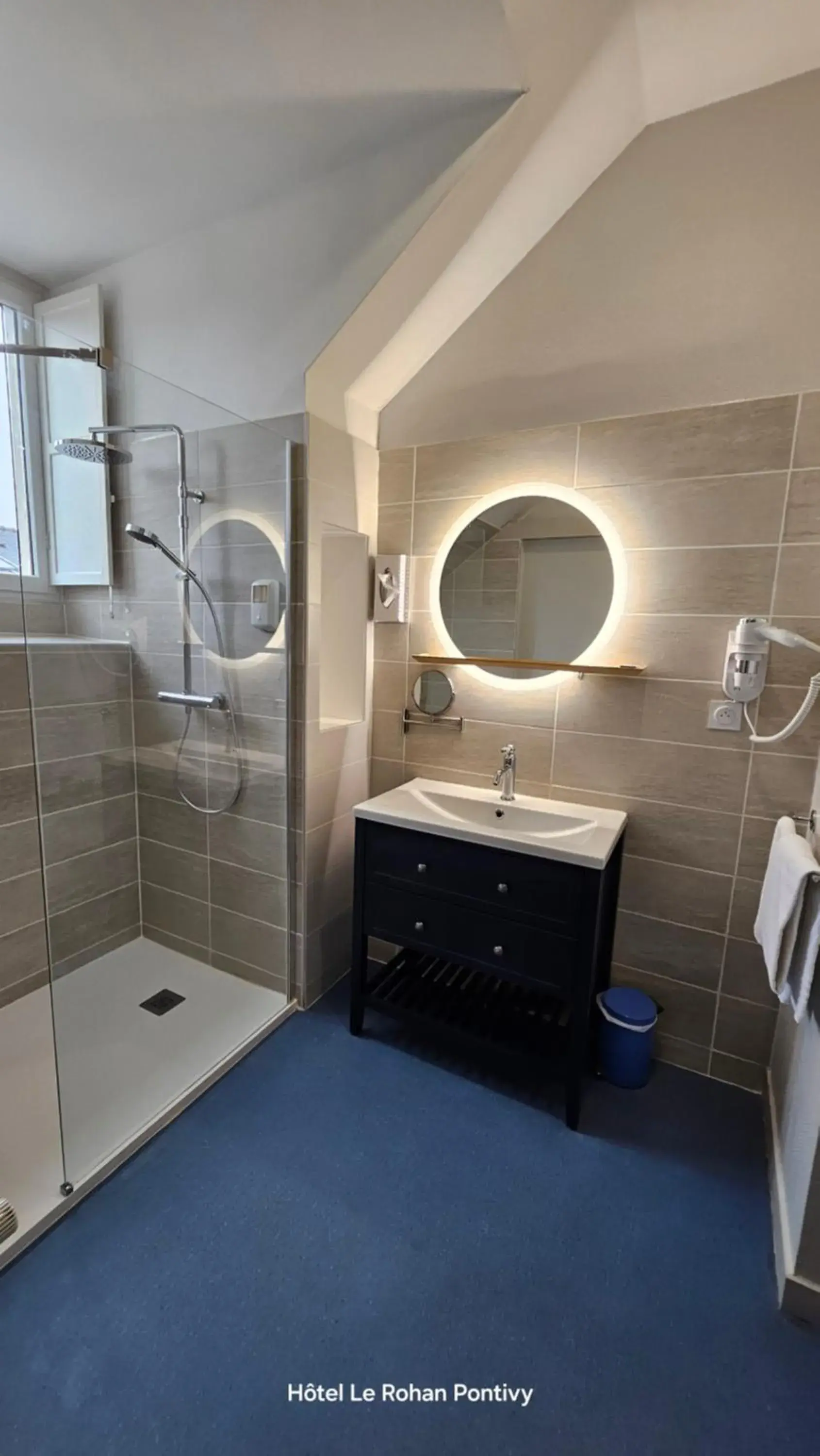 Shower, Bathroom in Hôtel Le Rohan