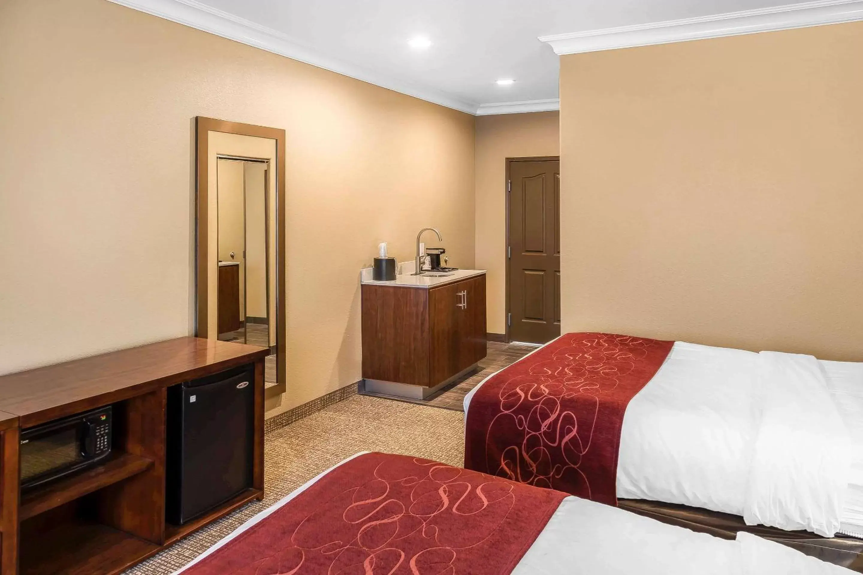 Bedroom, Bed in Comfort Suites San Jose Airport