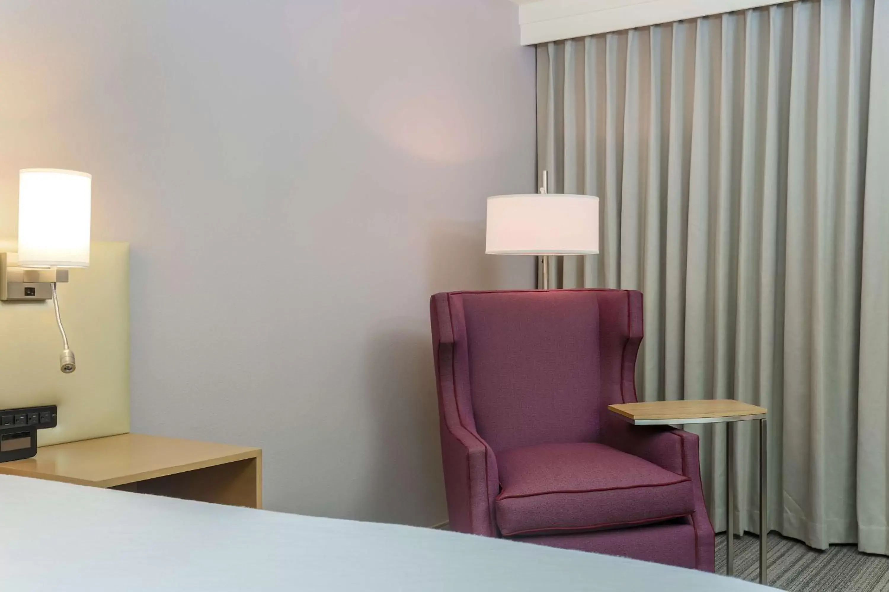 Bed, Seating Area in Hilton Garden Inn Bakersfield