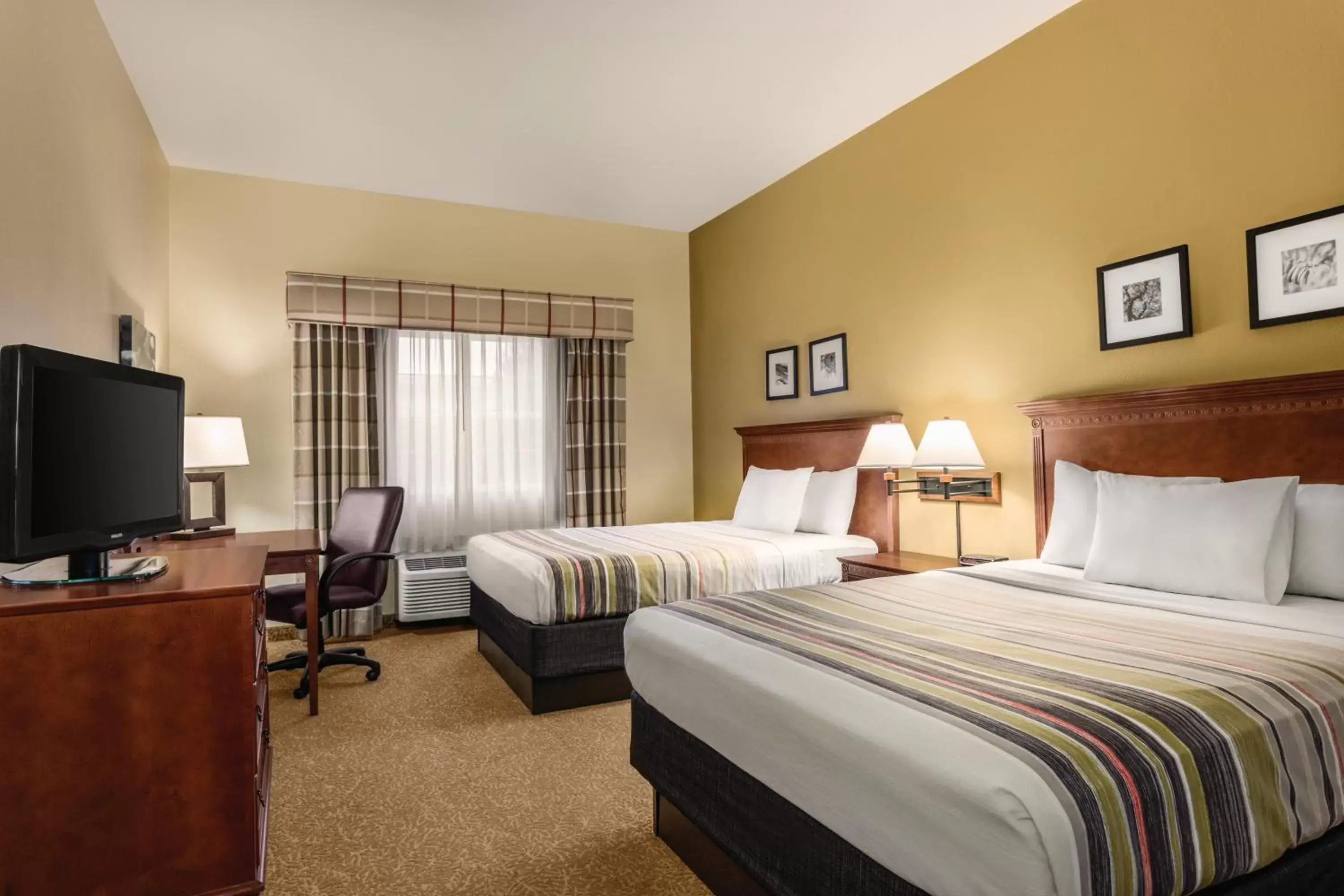 Photo of the whole room, Bed in Country Inn & Suites by Radisson, Dakota Dunes, SD