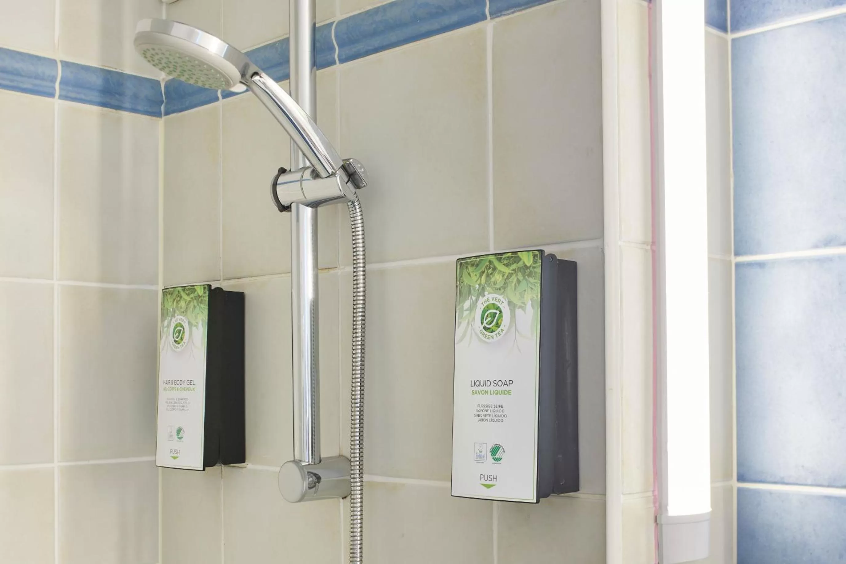 Bathroom in Kyriad Nancy Ouest - Laxou