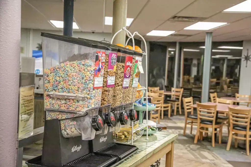 Breakfast, Restaurant/Places to Eat in Days Inn & Suites by Wyndham Jekyll Island