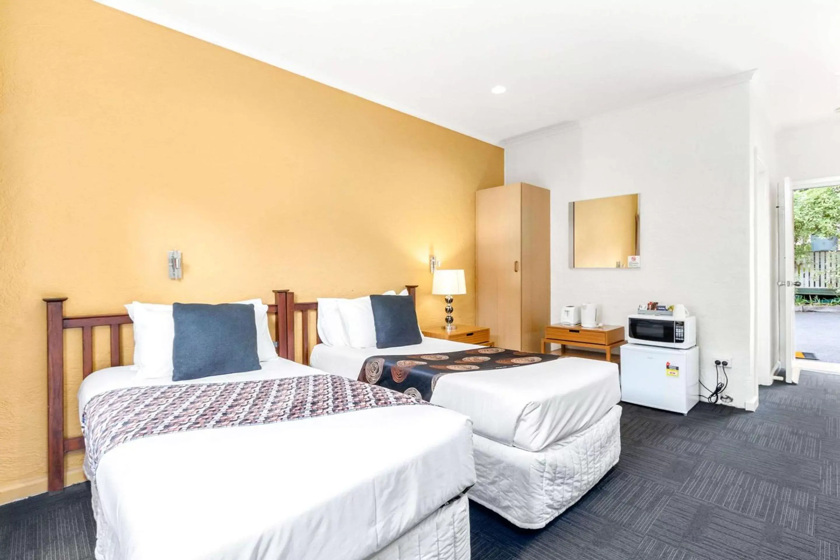 Photo of the whole room, Bed in Comfort Inn Greensborough