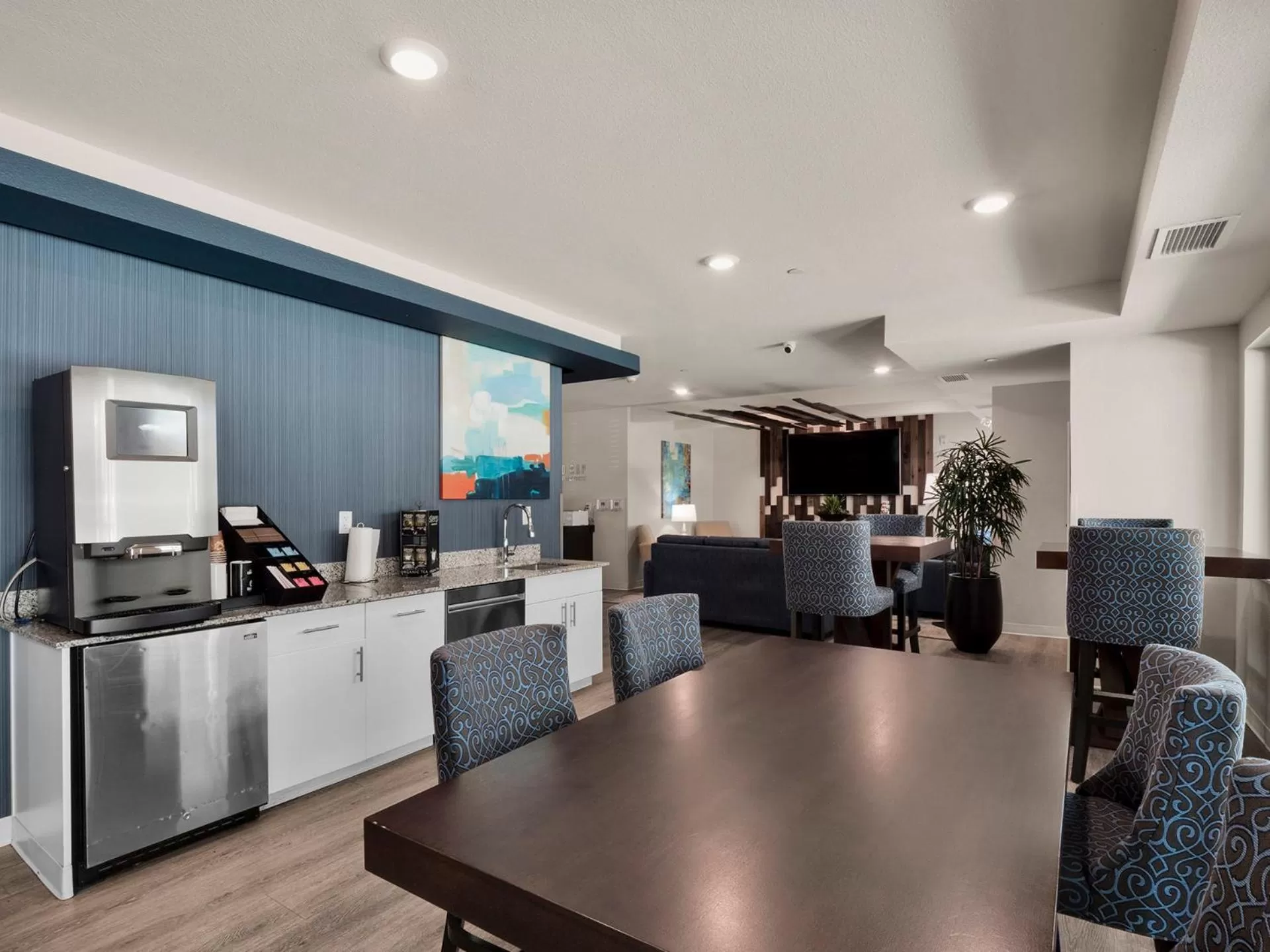Communal lounge/ TV room in WaterWalk Extended Stay by Wyndham Charlotte - Arrowood