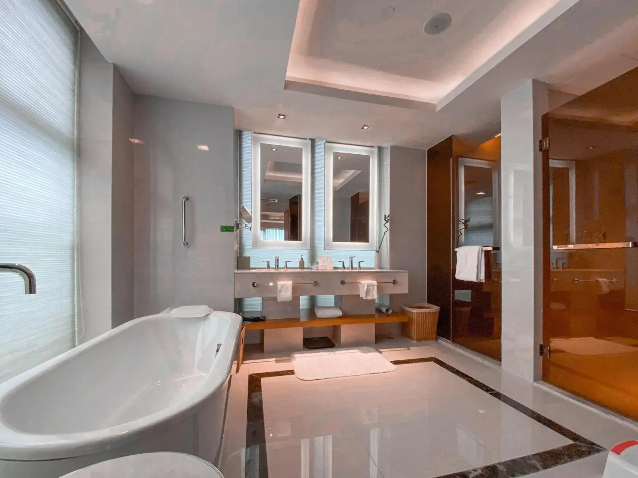 Photo of the whole room, Bathroom in Holiday Inn Guangzhou Science City, an IHG Hotel