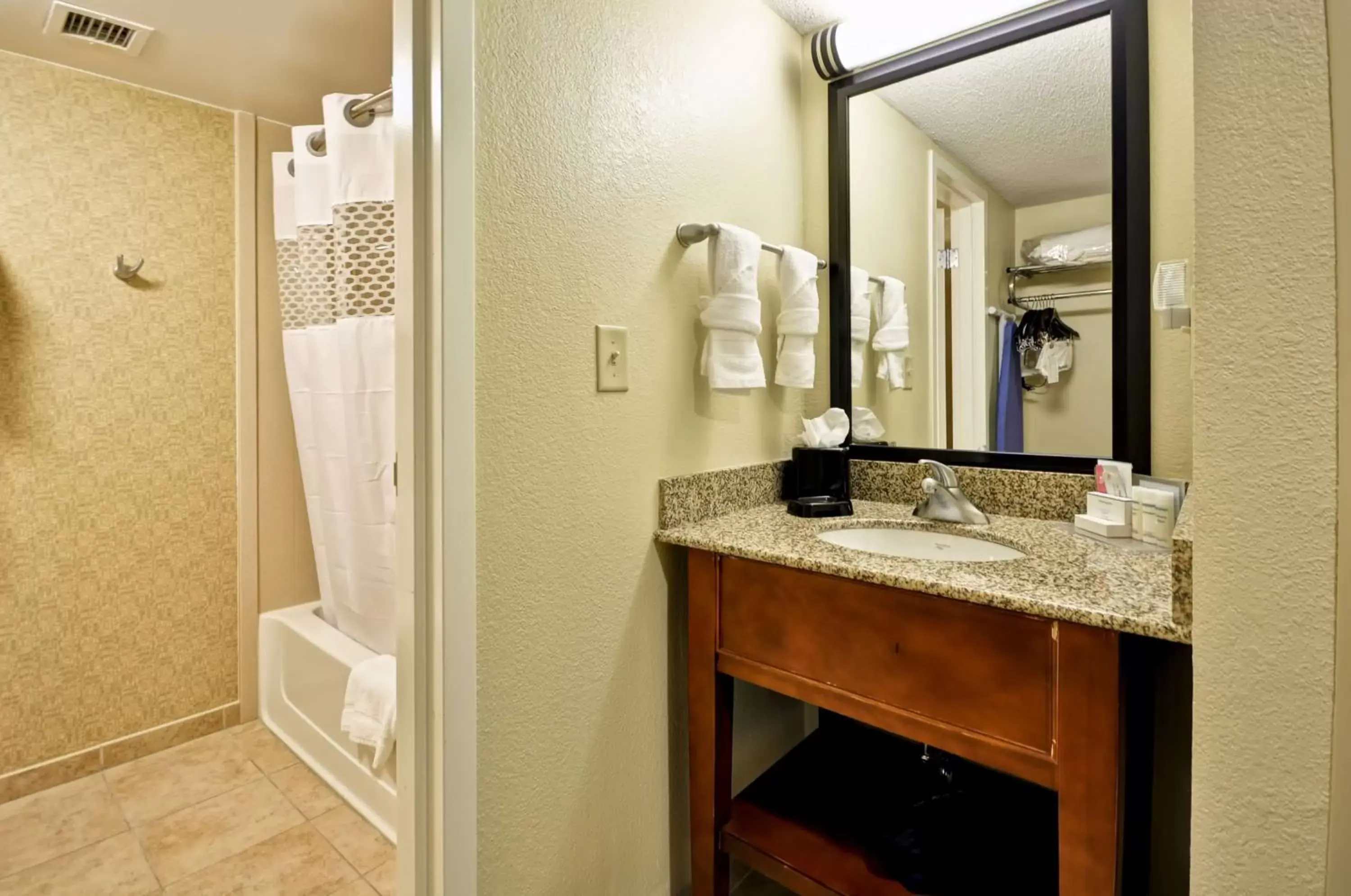 Bathroom in Hampton Inn Chicago-Gurnee