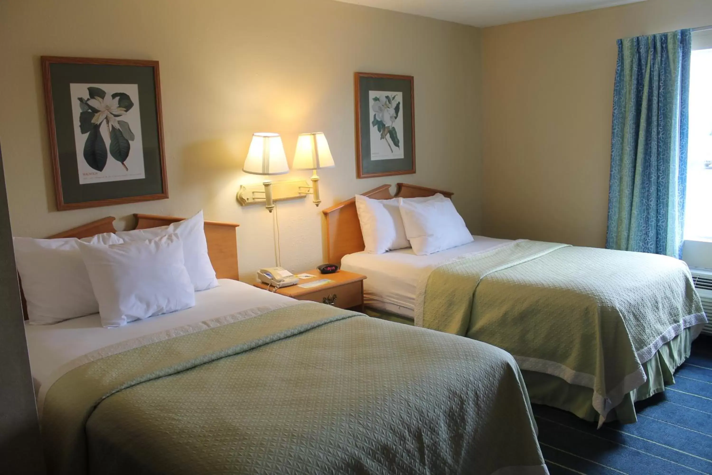 Bed in Days Inn & Suites by Wyndham Bridgeport - Clarksburg