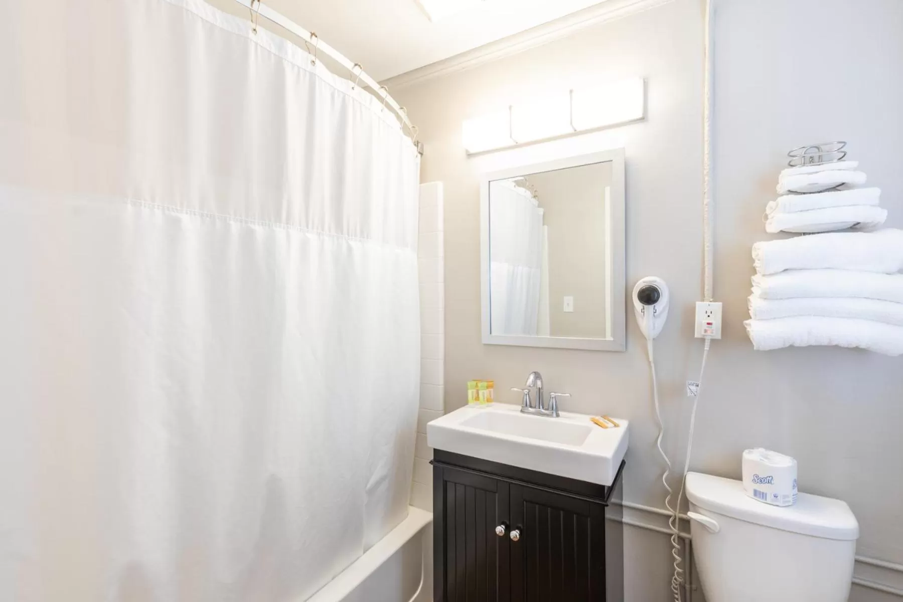 Bathroom in Vineyard Valley Inn