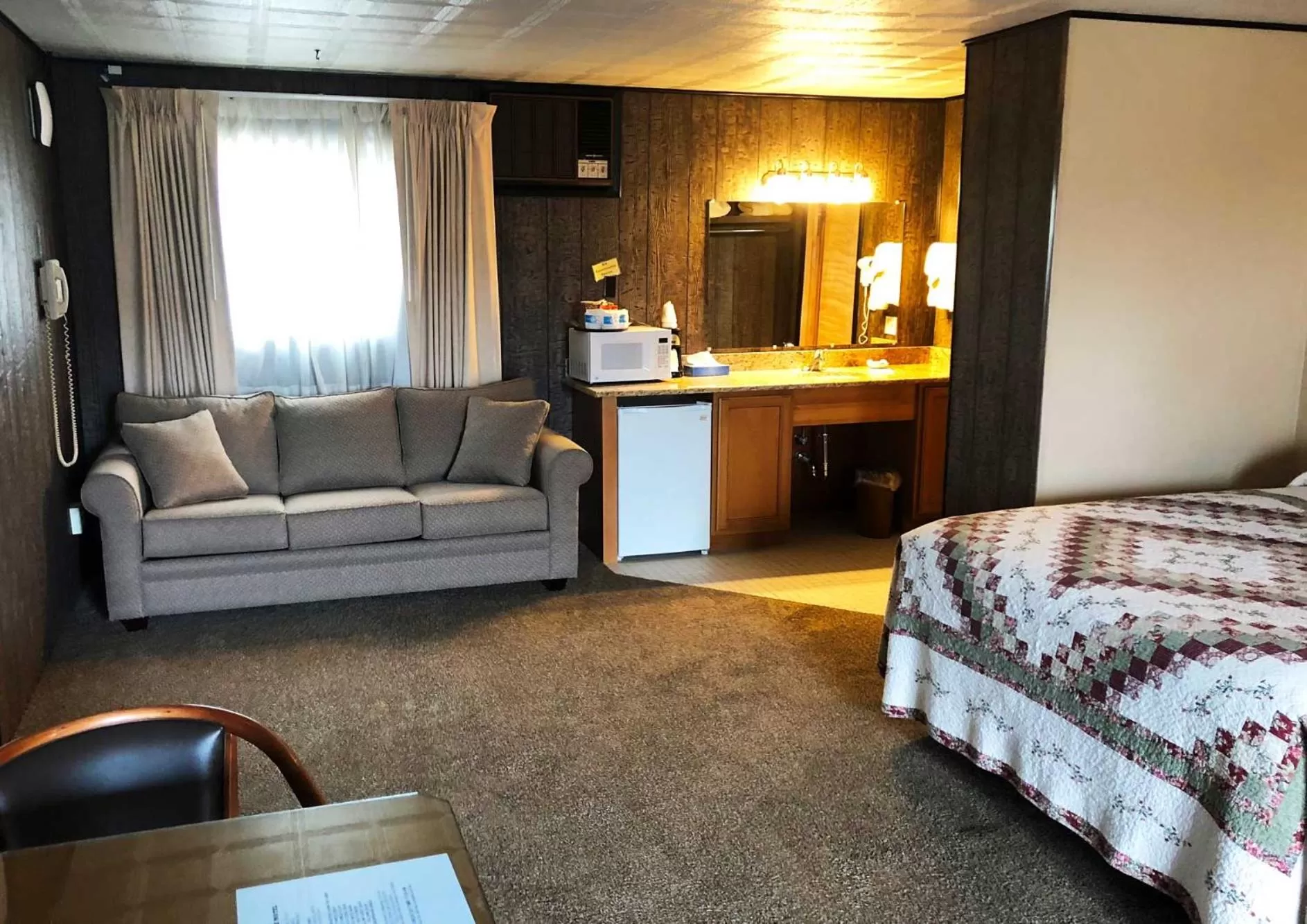 Living room, Bed in Bristlecone Motel