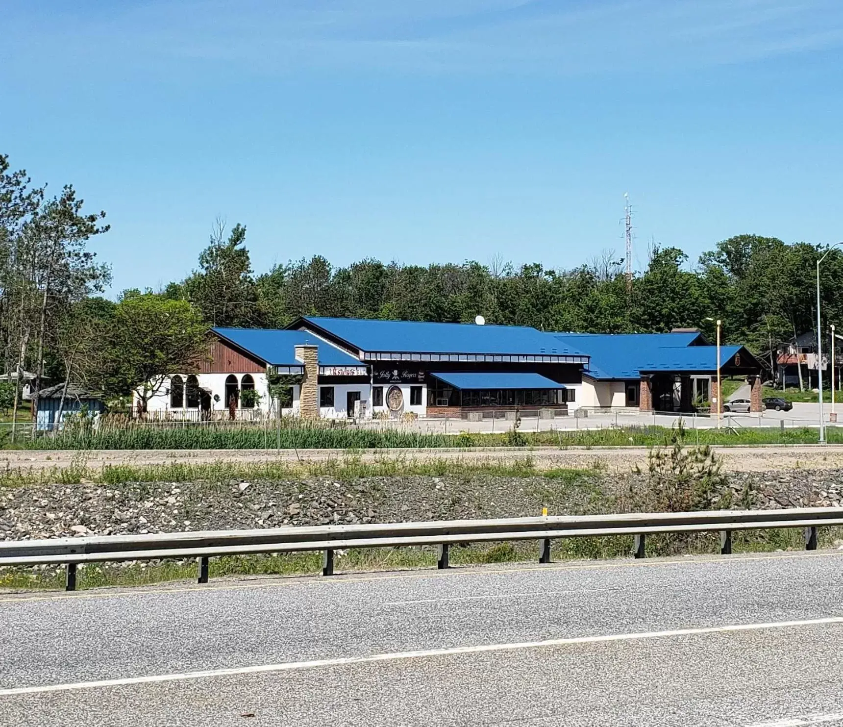 Property Building in Jolly Roger Inn & Resort