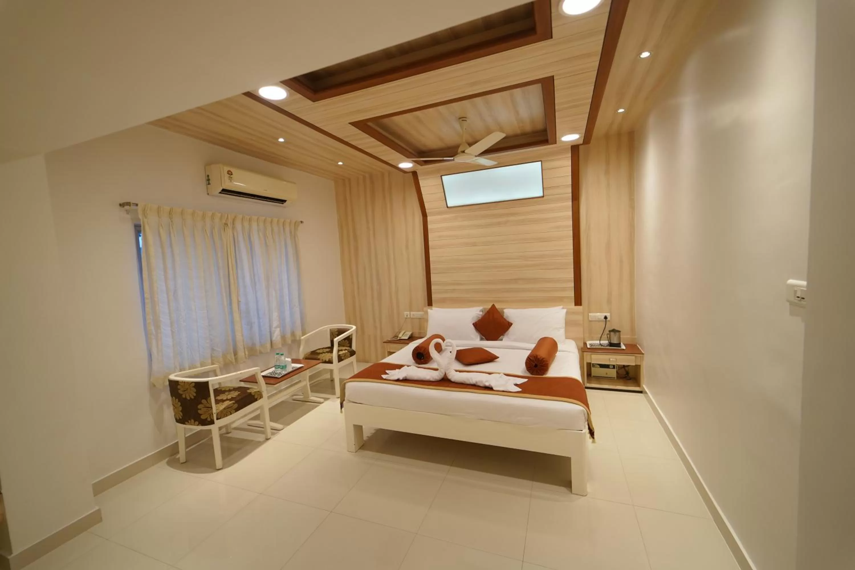 Bed in Hotel Palmyra Grand Inn