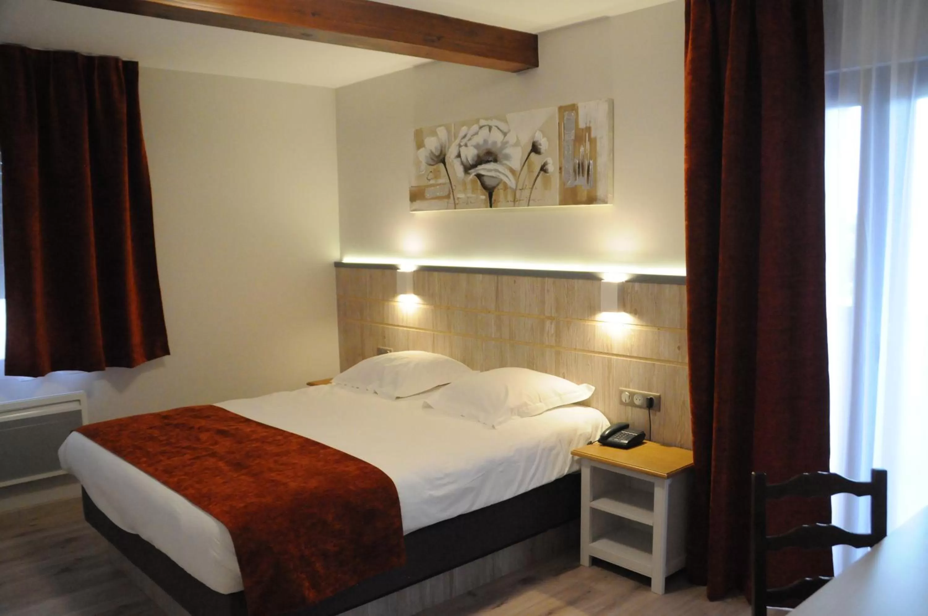 Bed in Hotel Restaurant Au Parc des Cigognes