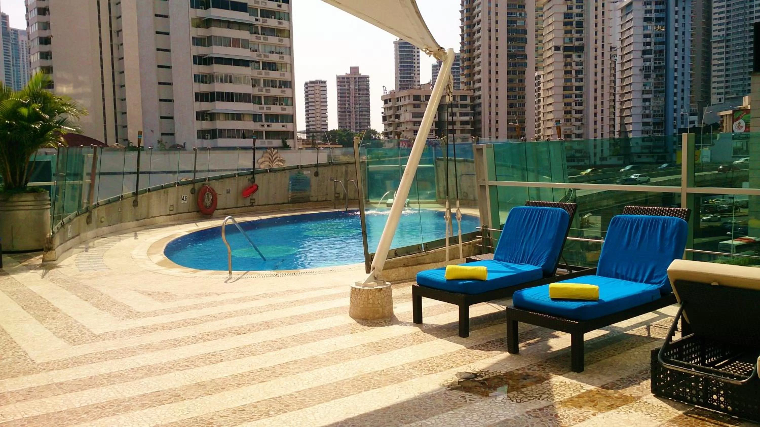 Swimming pool in Decapolis Hotel Panama City