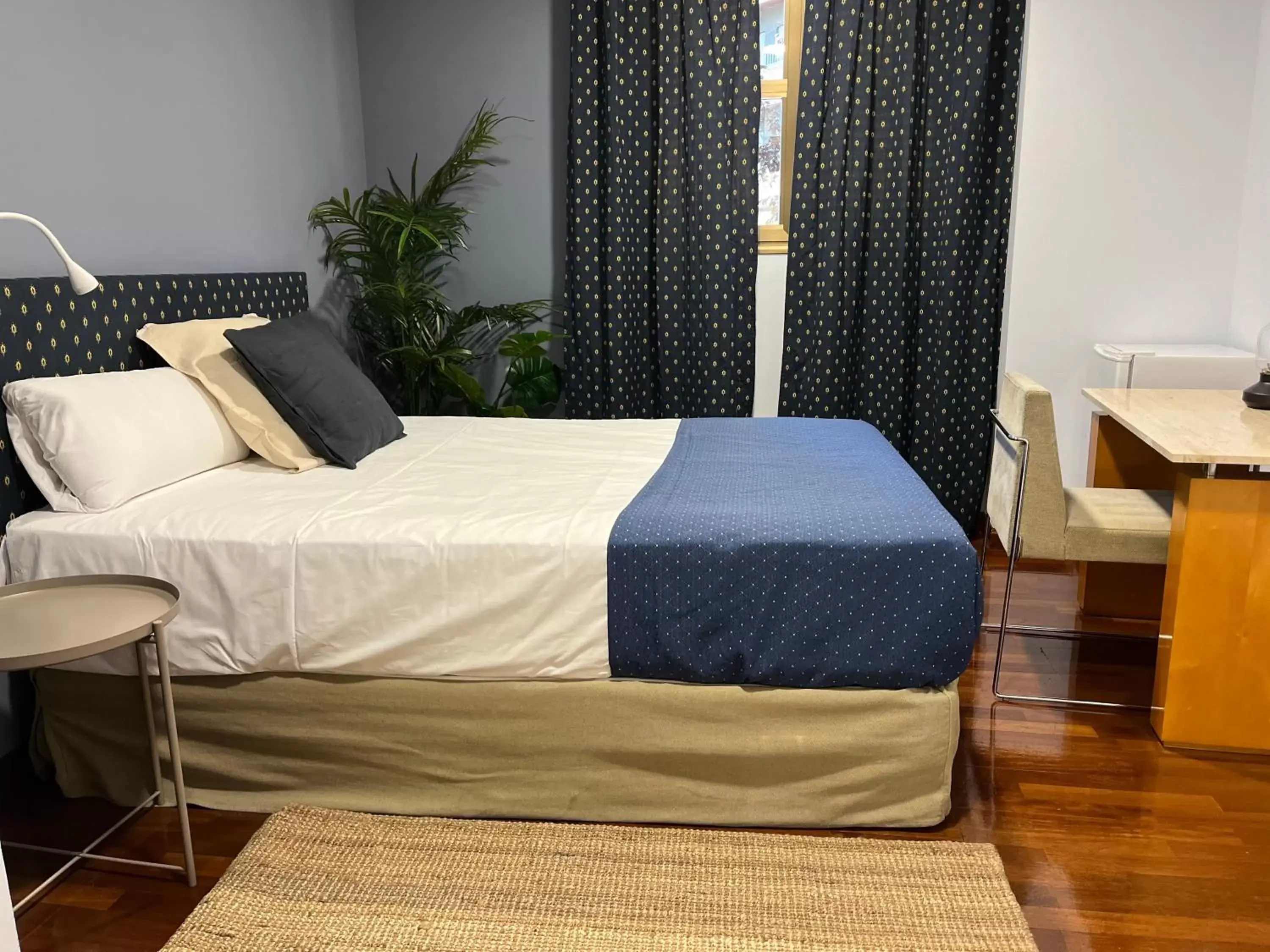 Budget Double Room with extra bed in AZ The Orus Factory Hotel - Parking Gratis Excepto Budget Room Budget Double Room with extra bed in AZ The Orus Factory Hotel - Parking Gratis Excepto Budget Room