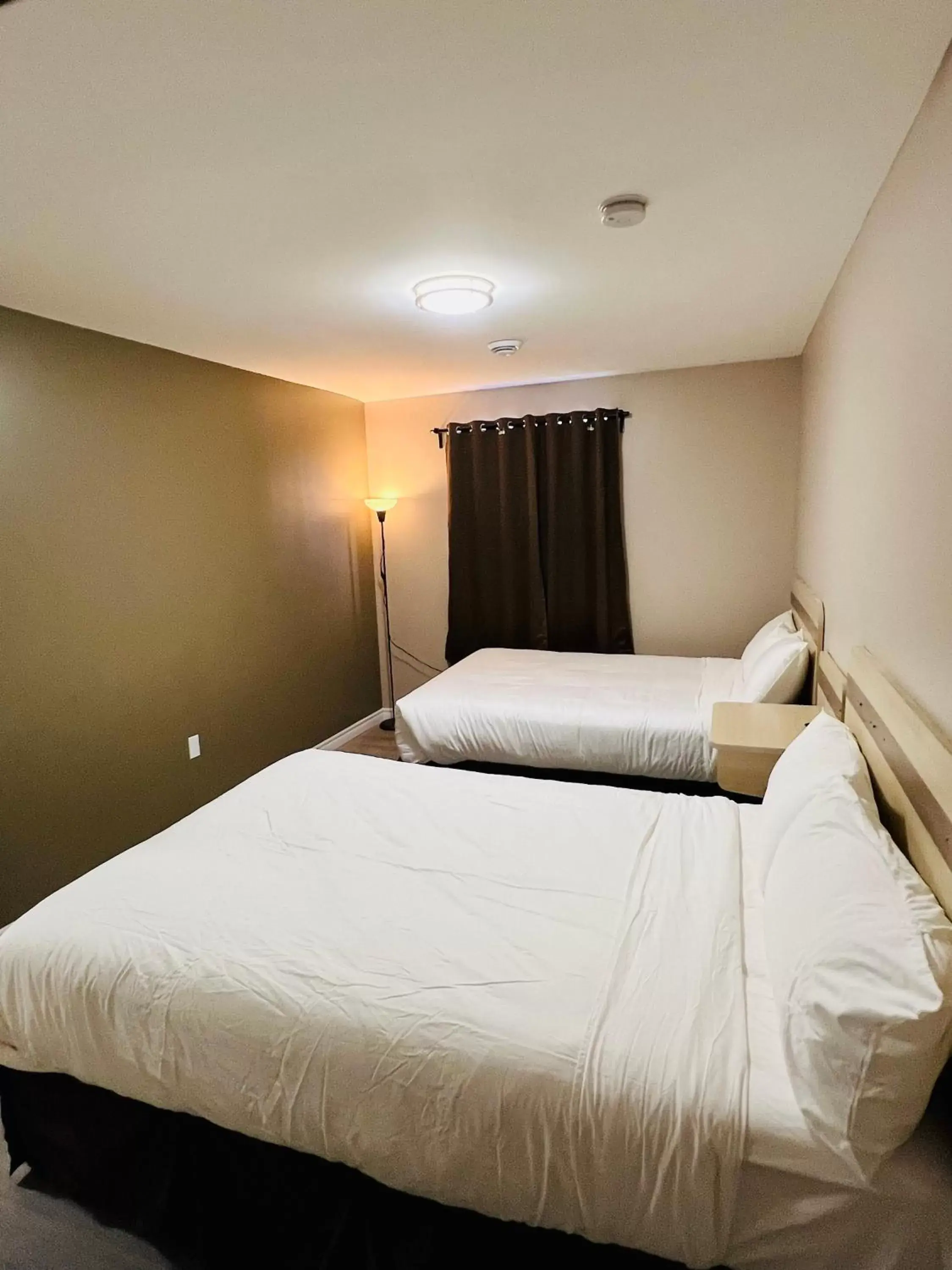 Bedroom, Bed in Super 8 by Wyndham Niagara Falls ON