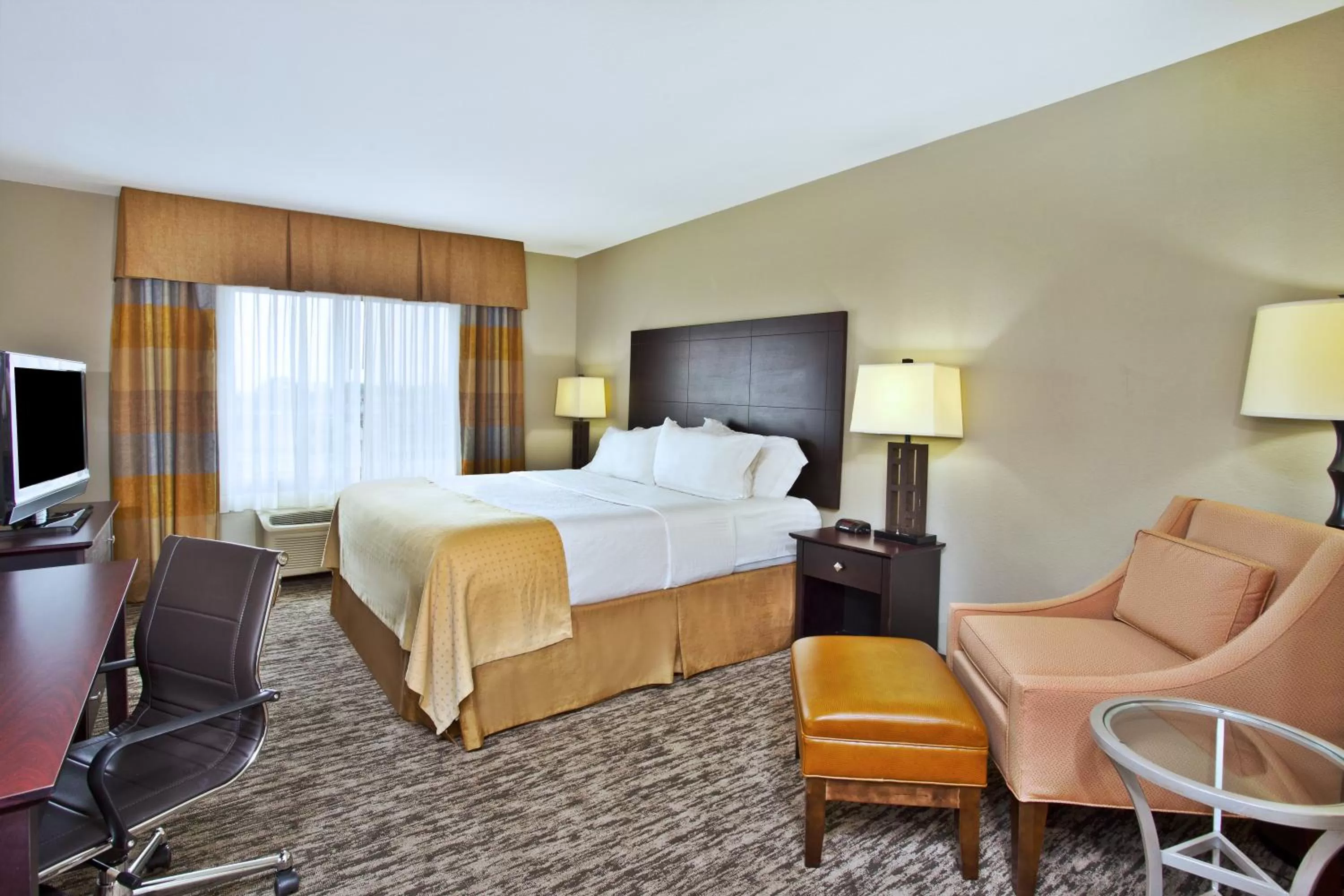 Photo of the whole room, Bed in Holiday Inn & Suites Green Bay Stadium by IHG