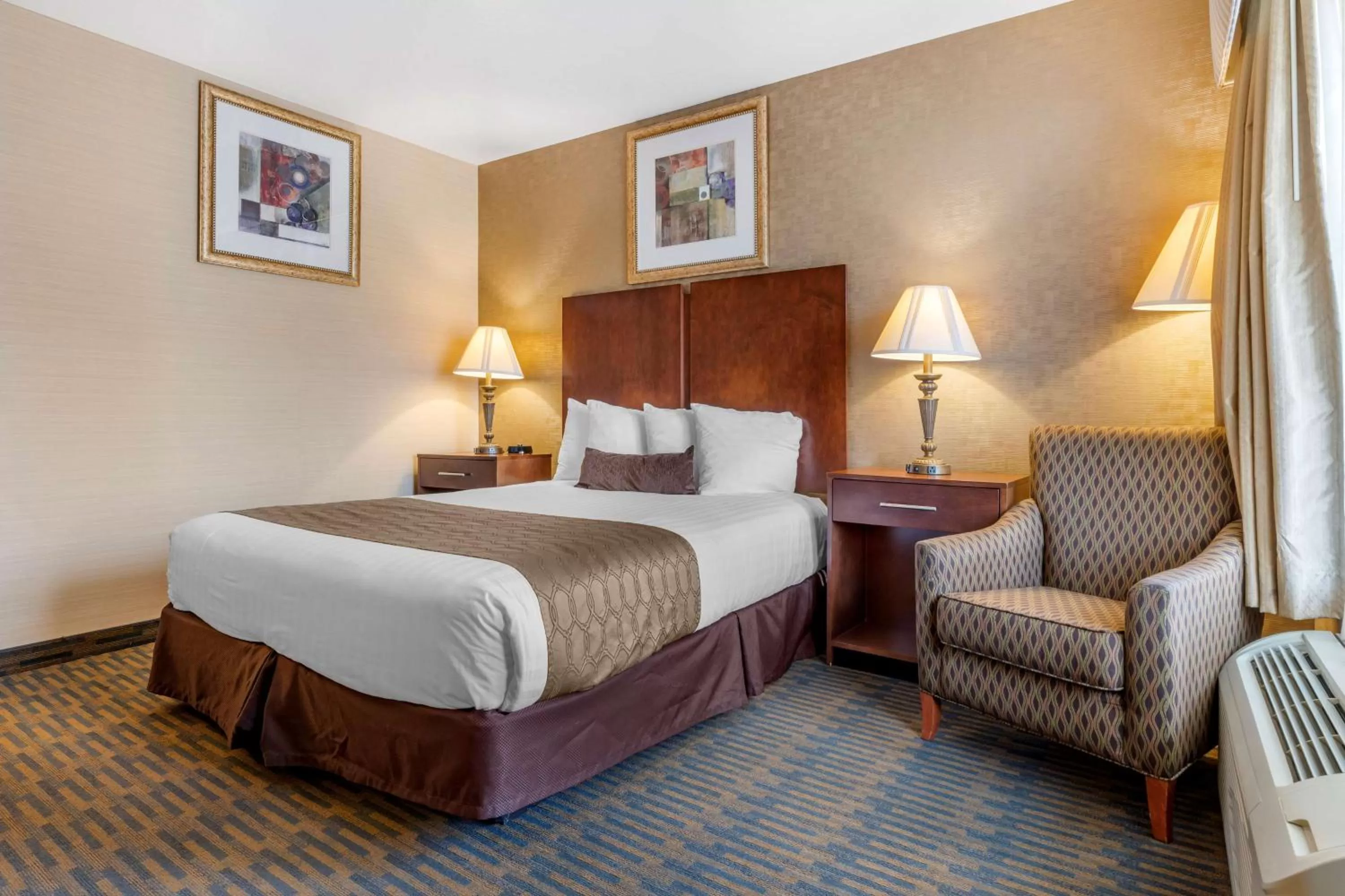 Queen Room with Roll-In Shower - Mobility Access/Non-Smoking in Best Western Inn Santa Clara