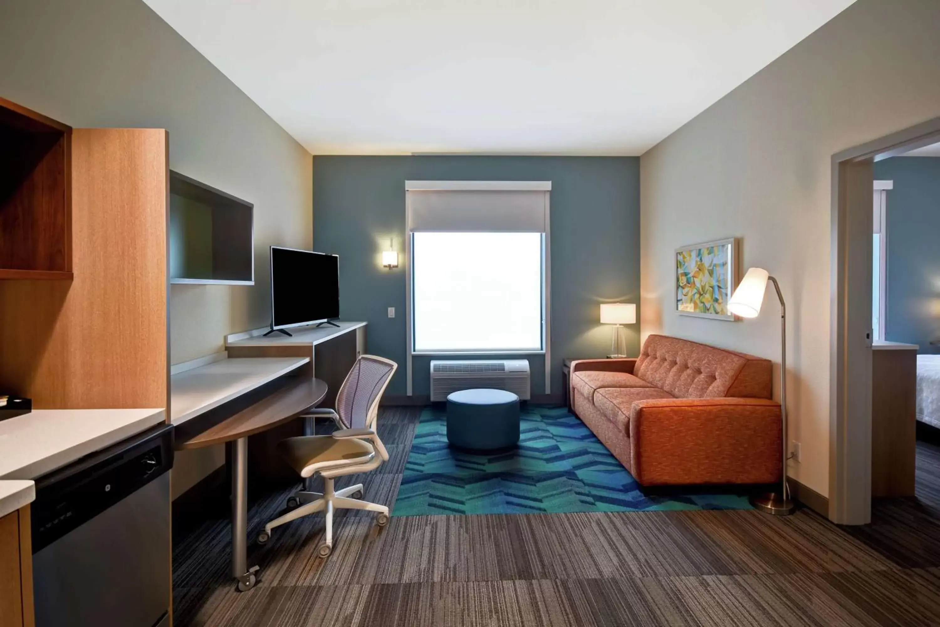 Bedroom, TV/Entertainment Center in Home2 Suites Mechanicsburg