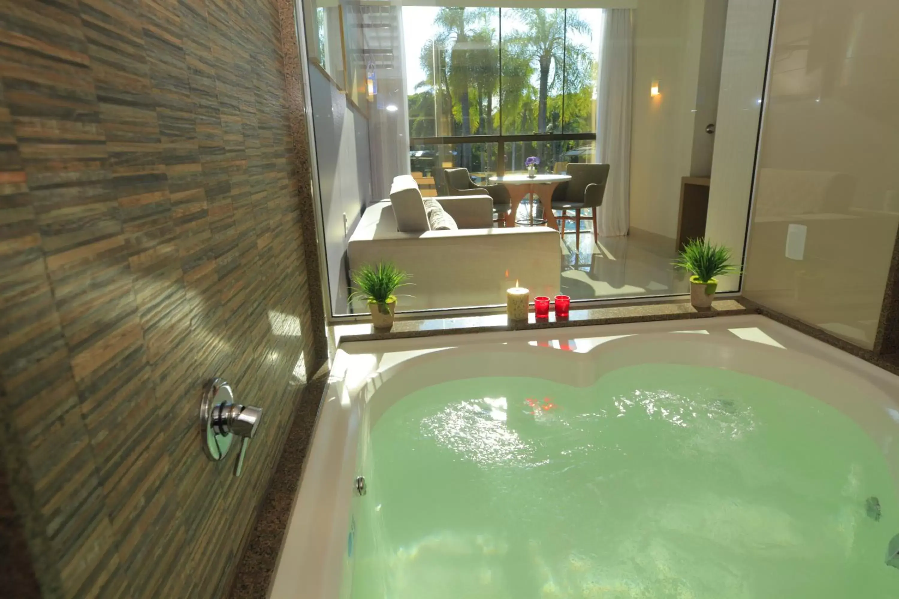 Hot Tub, Swimming Pool in Vivaz Cataratas Hotel Resort