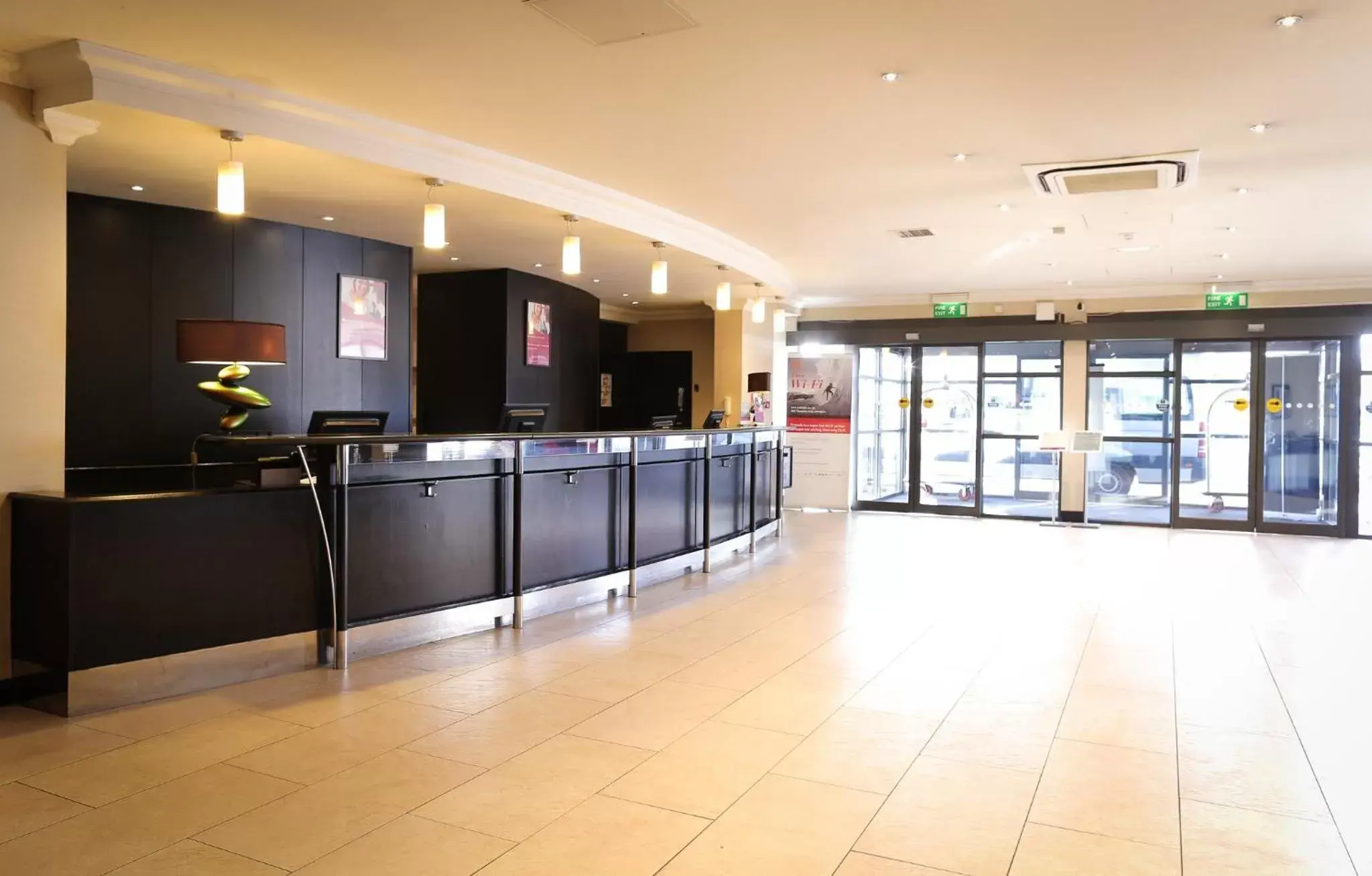 Property building, Lobby/Reception in Crowne Plaza Manchester Airport